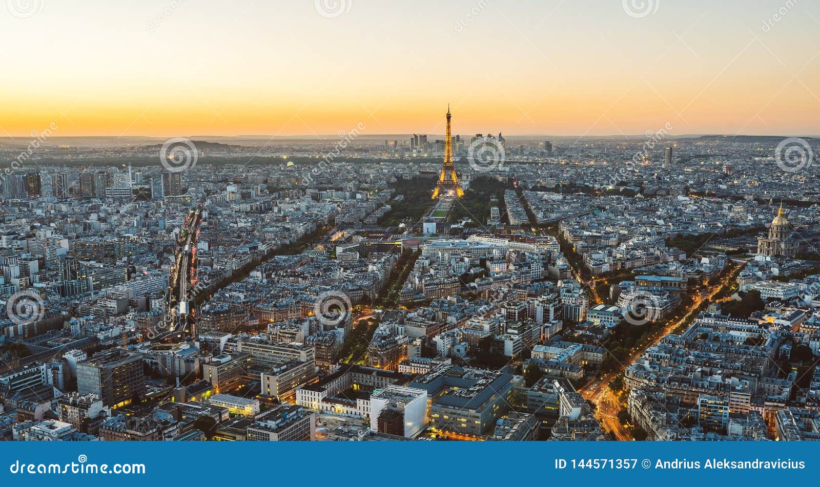 Paris Tour Eiffel à égaliser Lheure Bleue De Coucher Du