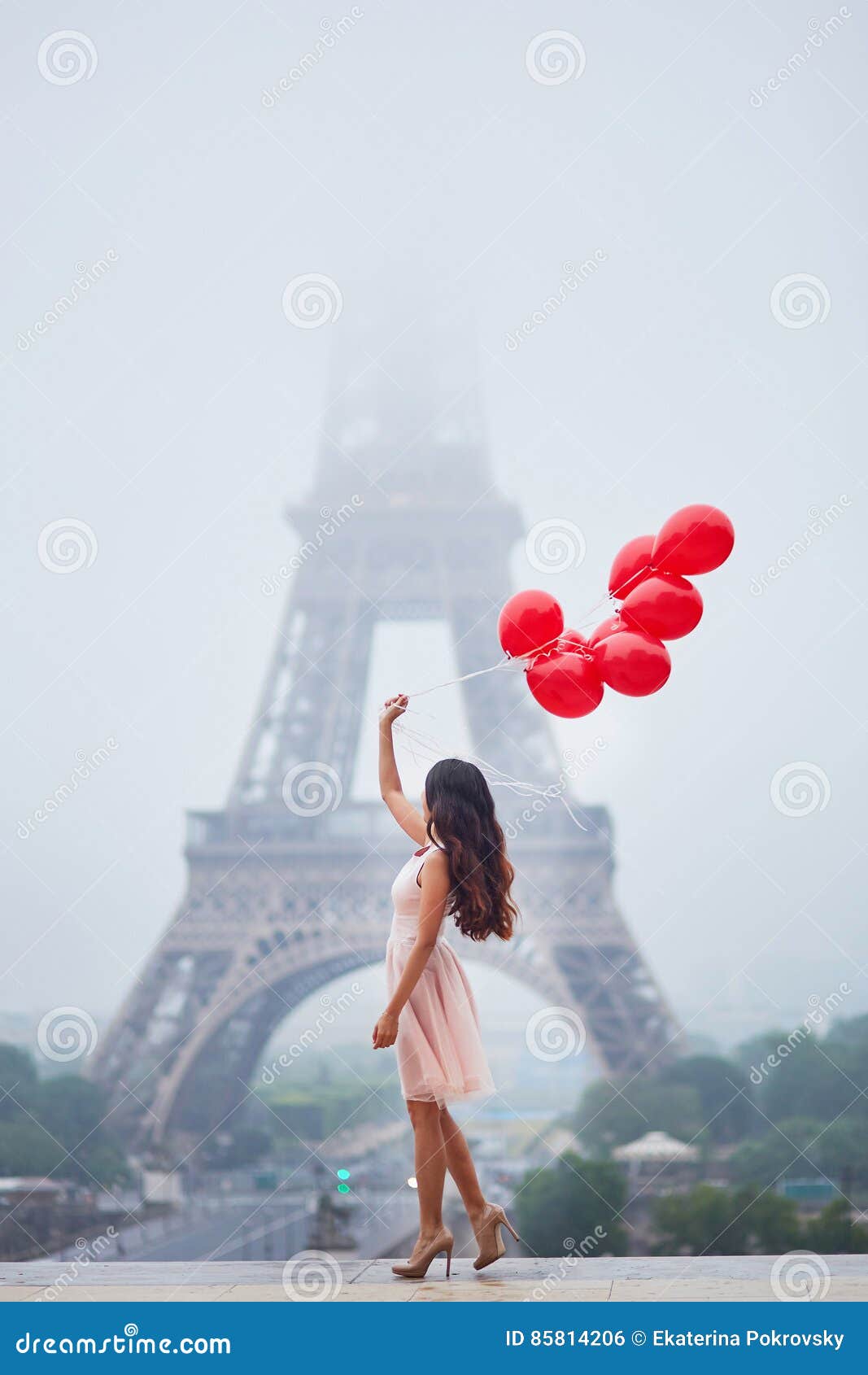Parisian Woman with Red Balloons in Front of the Eiffel Tower Stock ...