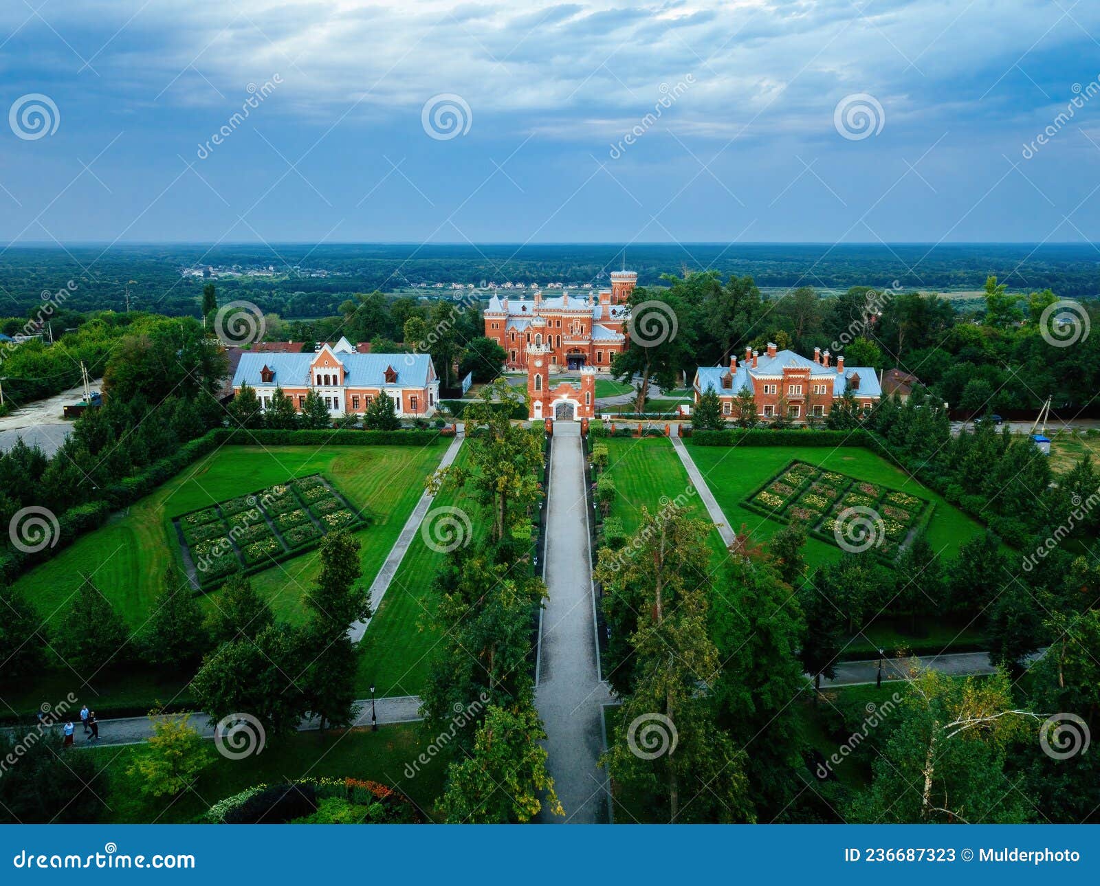 Schloss Oldenburg mit Blumen