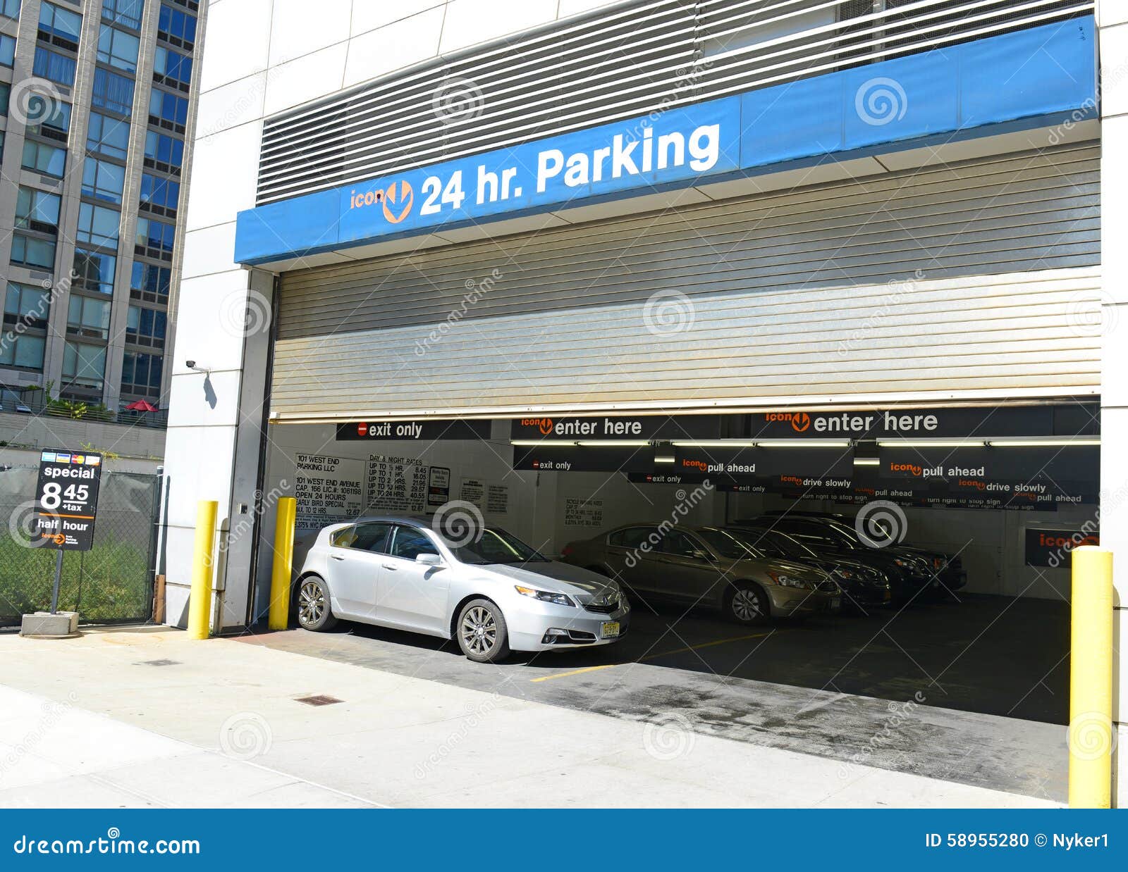 Parkerengarage in Manhattan, NYC. NEW YORK â€ „CIRCA SEPTEMBER 2015 De parkerengarages zoals de getoonde Pictogramgarage zijn essentieel voor het beveiligen van een plaats om een auto te parkeren als het reizen in Manhattan waar de straatvlekken moeilijk zijn te vinden