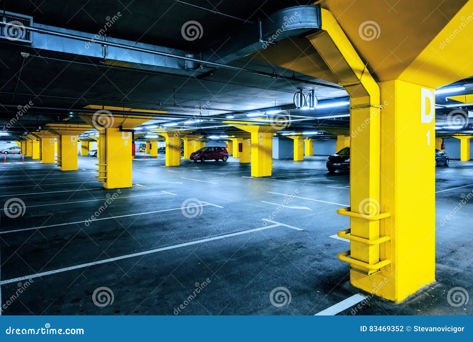 Parking De Garage Souterrain Avec Peu De Voitures Et D'espaces