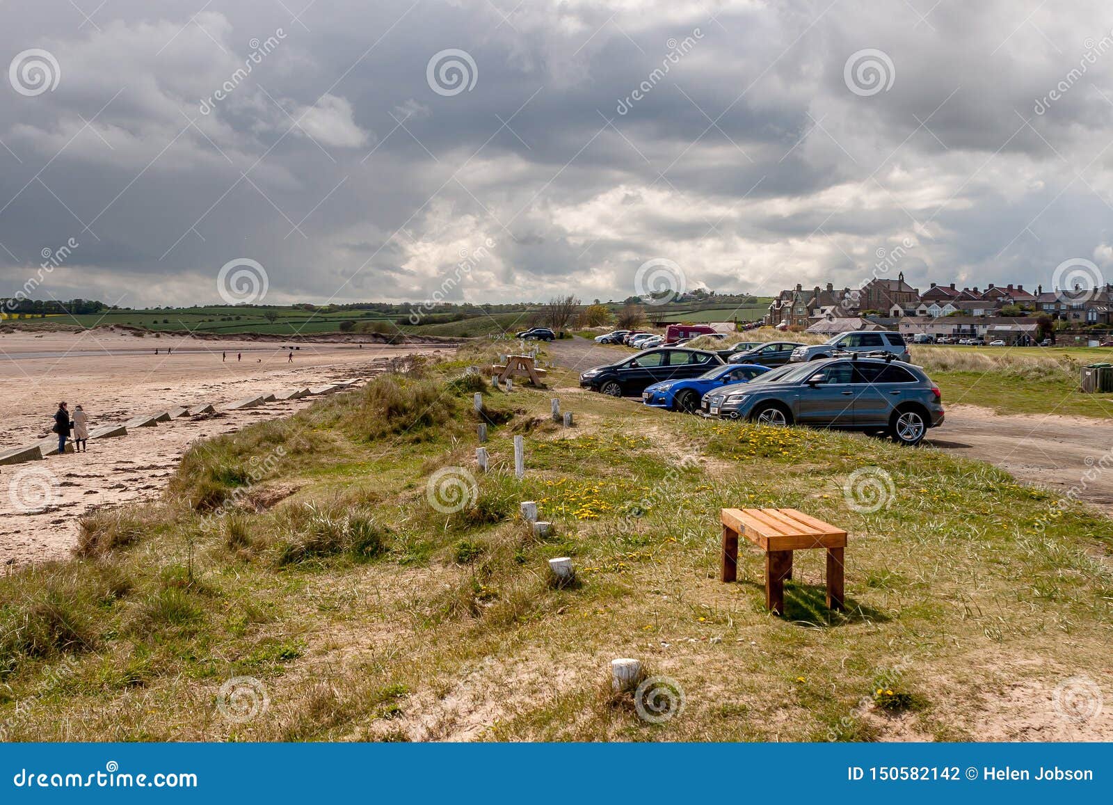 Parking de plage et d'Alnmouth, le Northumberland, Angleterre 11 peuvent 2019 Plage d'Alnmouth avec des excursionnistes de jour sur la plage et le parking