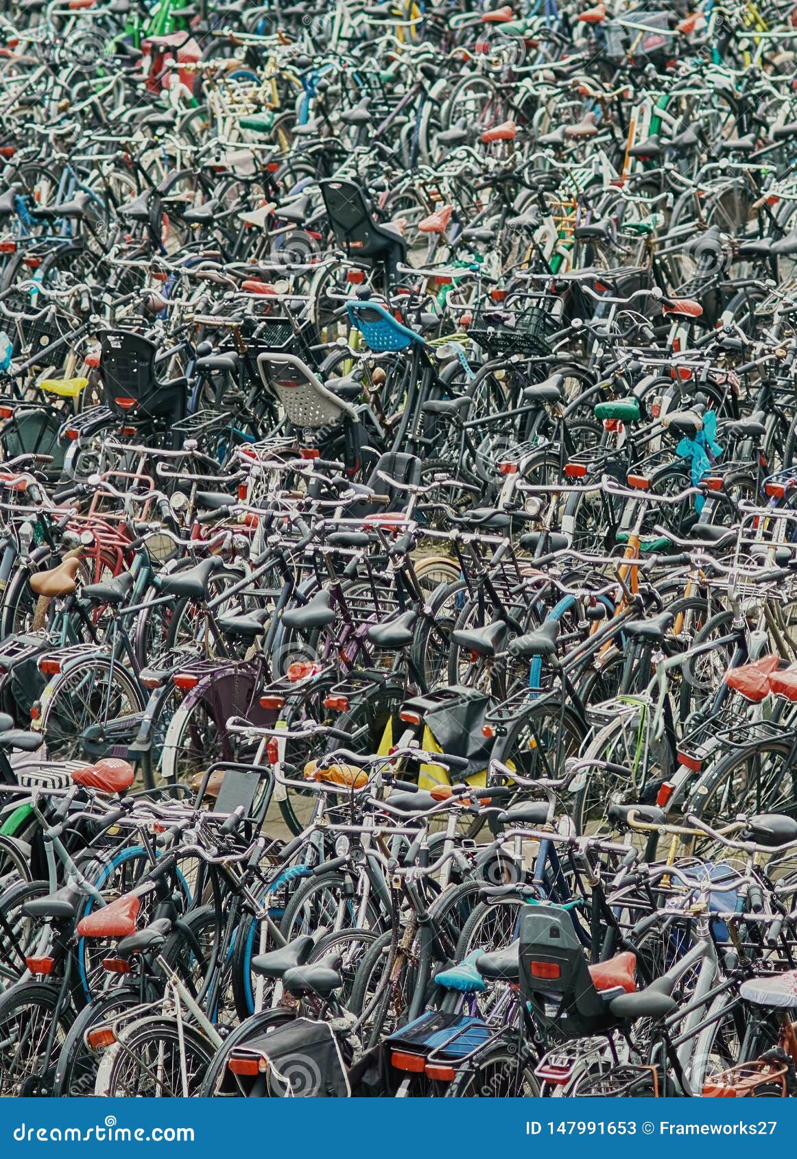 Astuce rangement  Parking-surcharg%C3%A9-de-bicyclette-publique-surcharg%C3%A9e-%C3%A9norme-se-garant-avec-beaucoup-bicyclettes-color%C3%A9es-tenant-dans-les-147991653