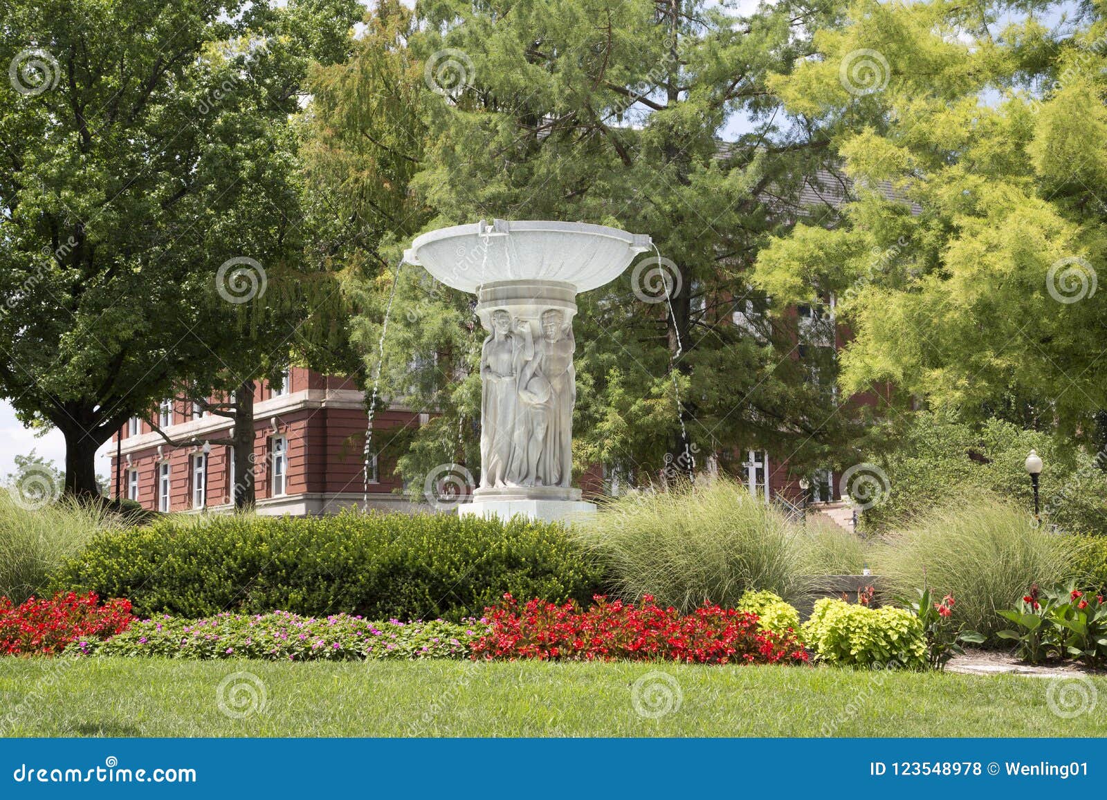 Parkmening rond het Capitool Jefferson MO van de Staat van Missouri. Het park van Nice rond de capitolbouw van de Staat van Missouri, Jefferson city-MO de V.S.