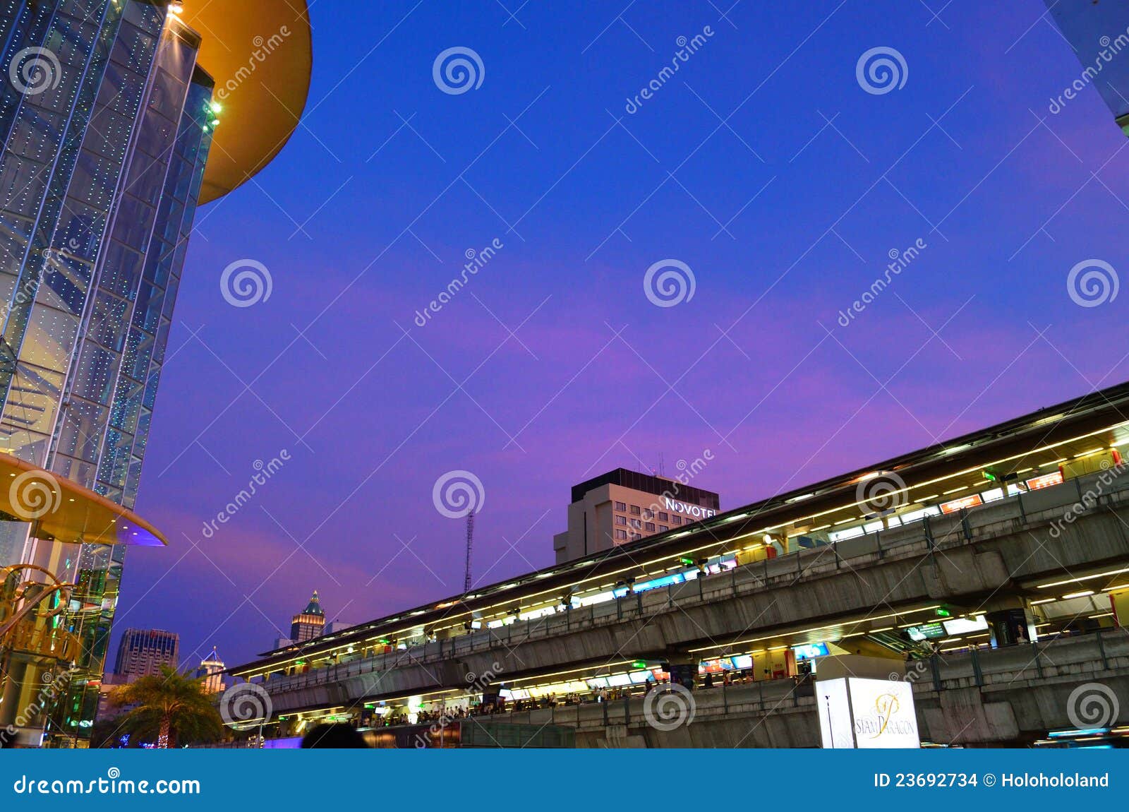 Parkowy paragon skytrain. 5 2012 Bangkok za bts hotelowym marszu novotel paragon parka Siam skytrain staci Thailand czas zmierzchem