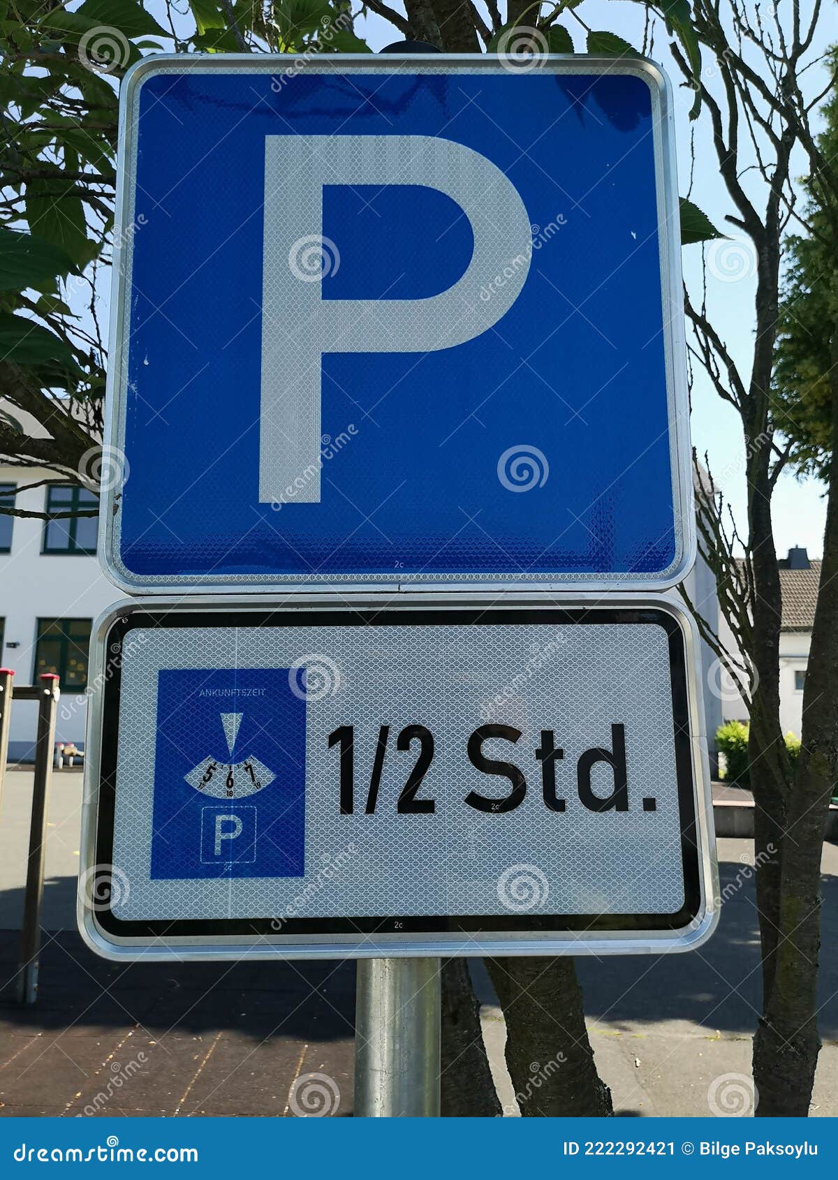 Blaue Deutsche Parkscheibe Auf 12 Oder Mitternacht Eingestellt Stockbild -  Bild von platte, parken: 169645115