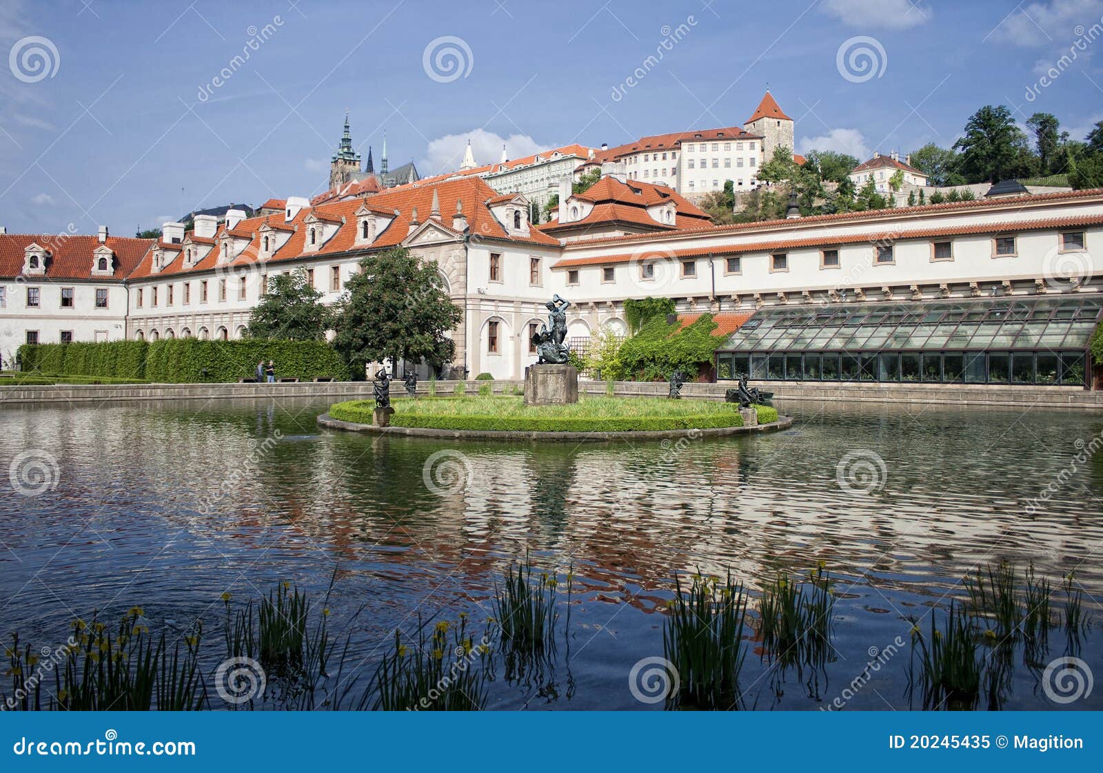 Parlament Gebäude und Park, Prag. Foto der parlament Gebäude und des Parks mit Brunnen, Prag. Foto wurde im Mai 2011 gebildet.