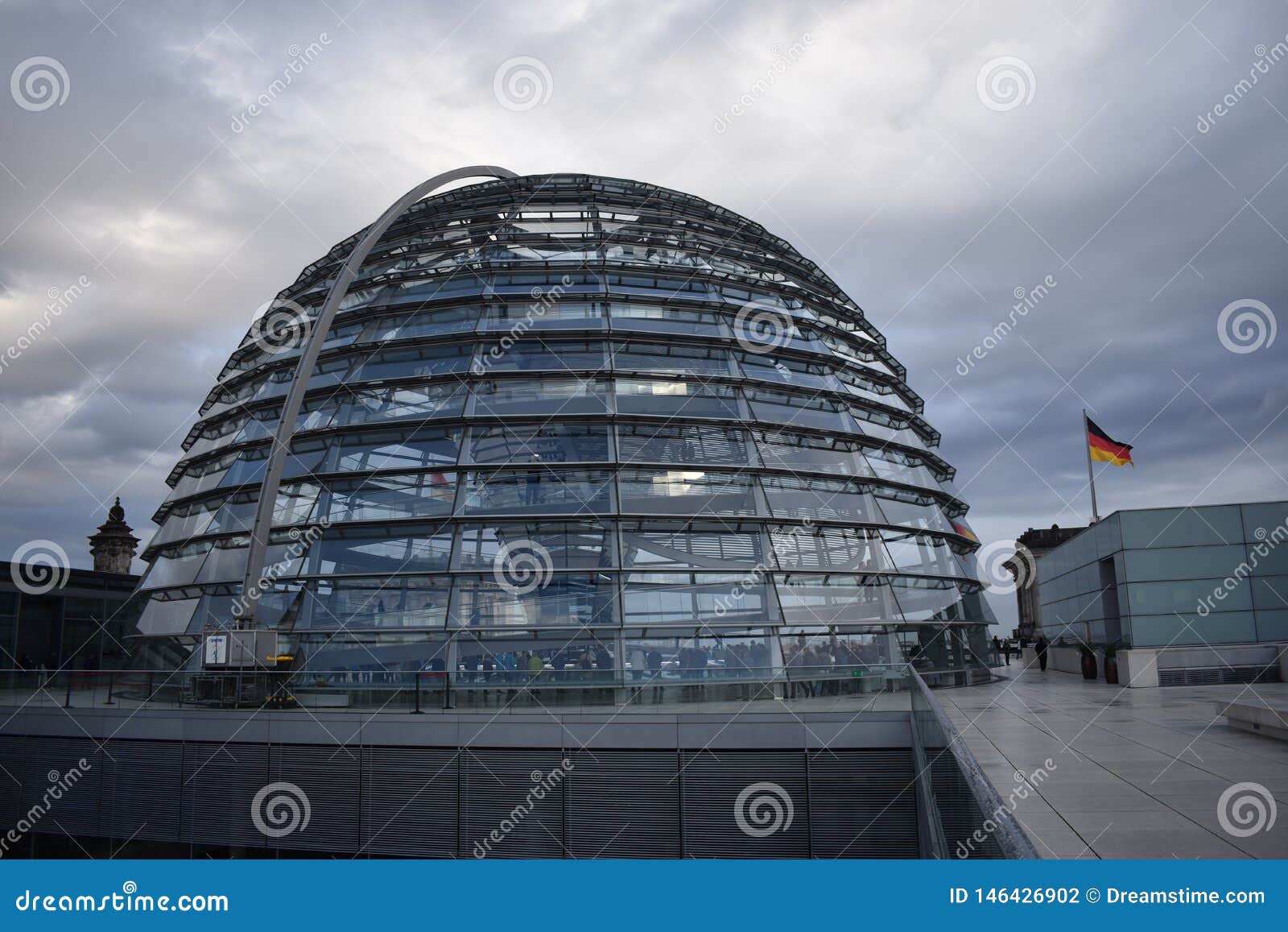 Parlament Reichstag de Berl?n. Imagen tomada de la bóveda de Berlin Parlament en octubre de 2017 El tiempo era nublado y ventoso, tipically de oto?o en Europa