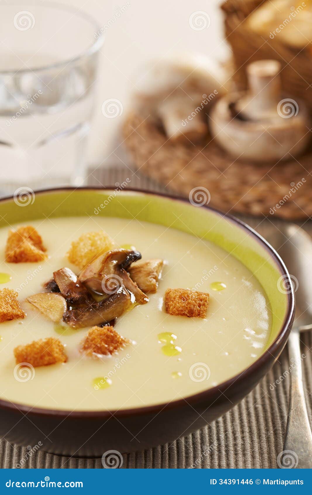 Parmentier-Kartoffelcreme Mit Pilzen Und Brotkrumen Stockfoto - Bild ...