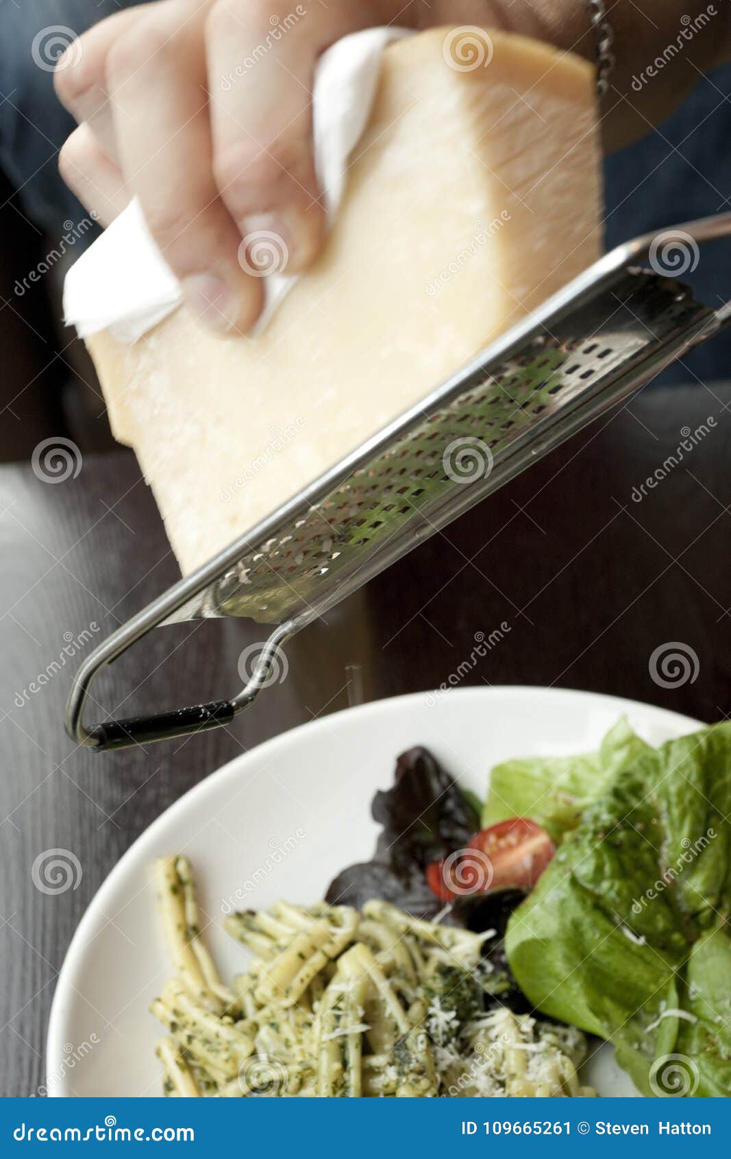 https://thumbs.dreamstime.com/z/parmesan-being-shaved-cheese-grater-cafe-deli-setting-onto-pasta-salad-dish-parmesan-being-shaved-cheese-109665261.jpg