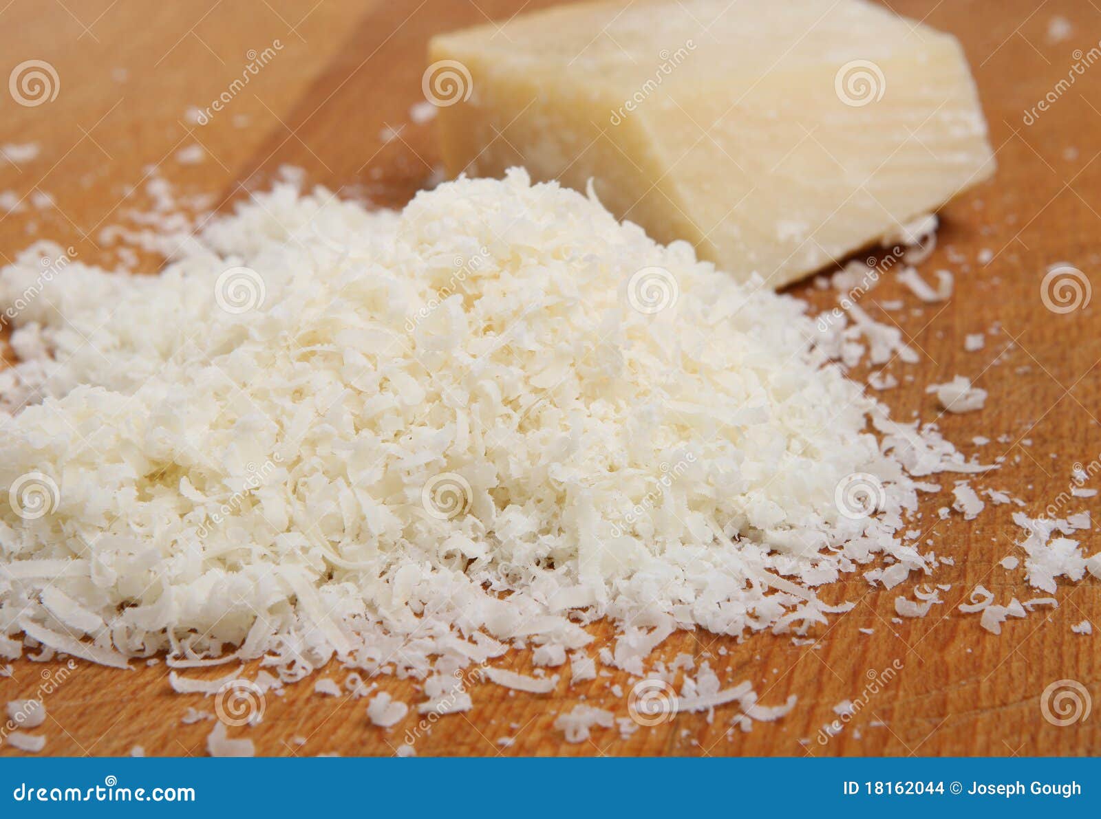 https://thumbs.dreamstime.com/z/parmesan-r%C3%A2p%C3%A9-18162044.jpg