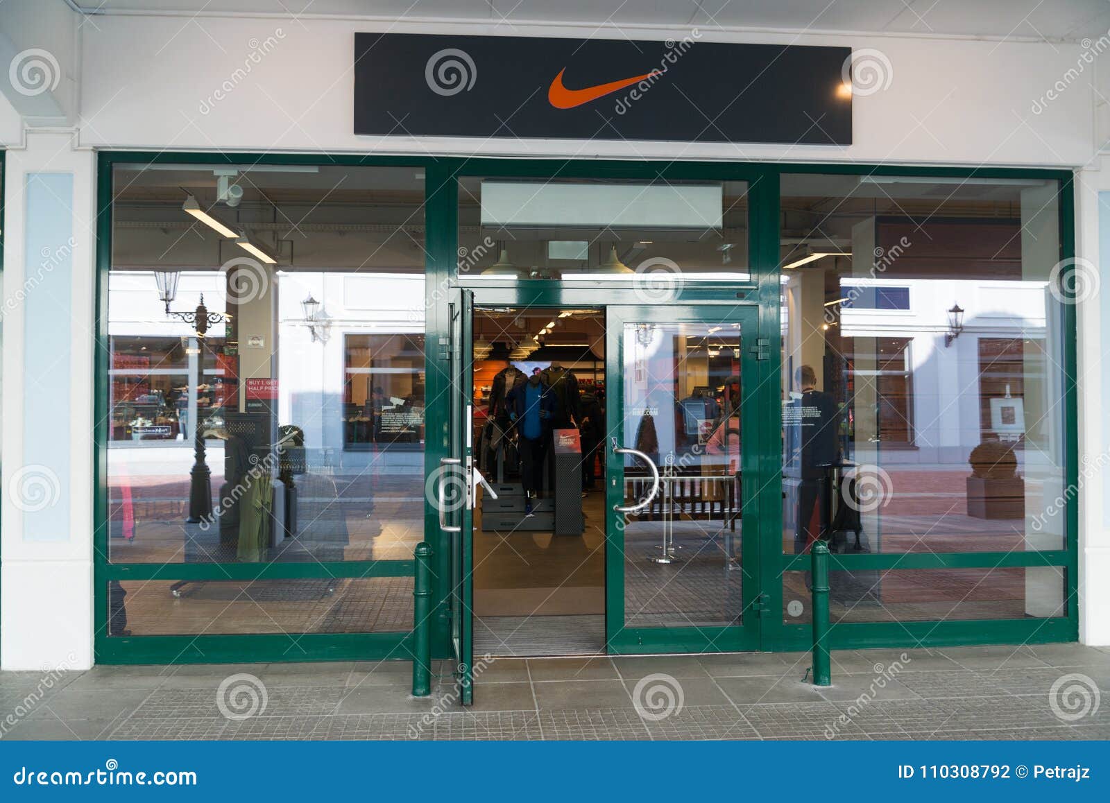 nike store customer service number