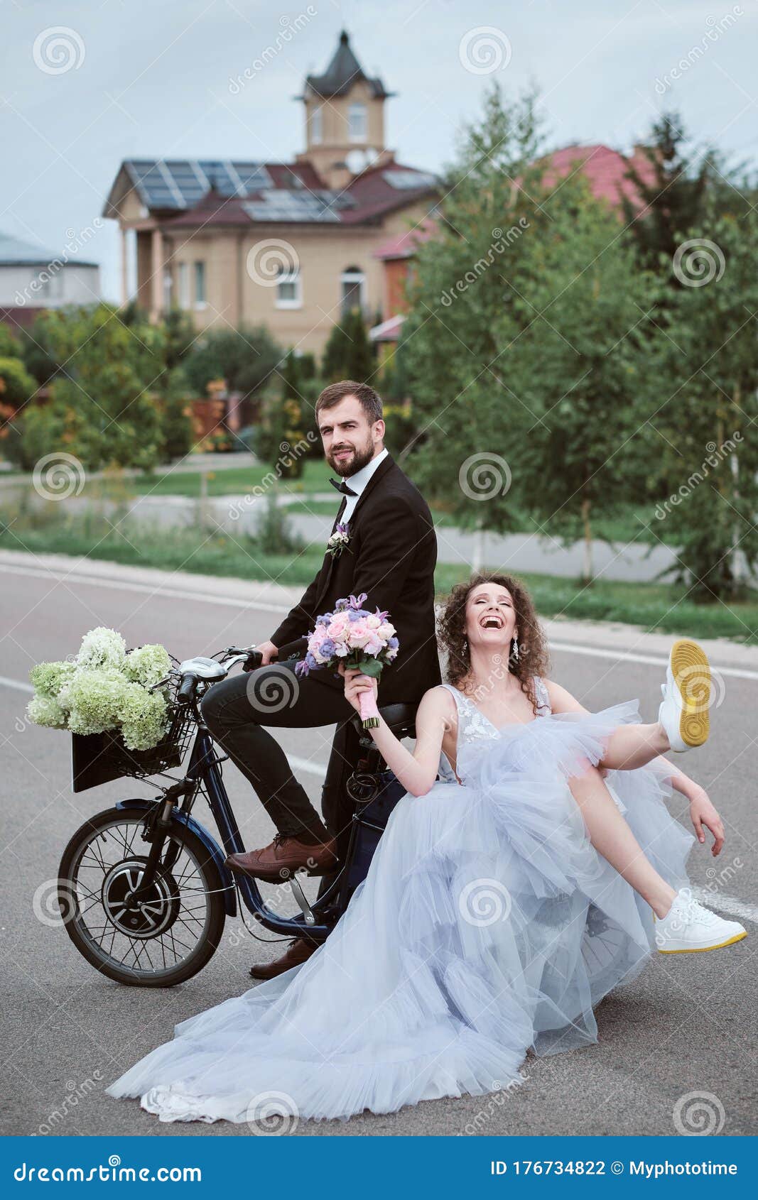 ABULAE-wedding-photographs-fun-wedding-photo-bride -groom-rooftop-sunset-Charlies-Angels-pose-Abulae-Saint-Paul-MN - Michael  Anderson Photography