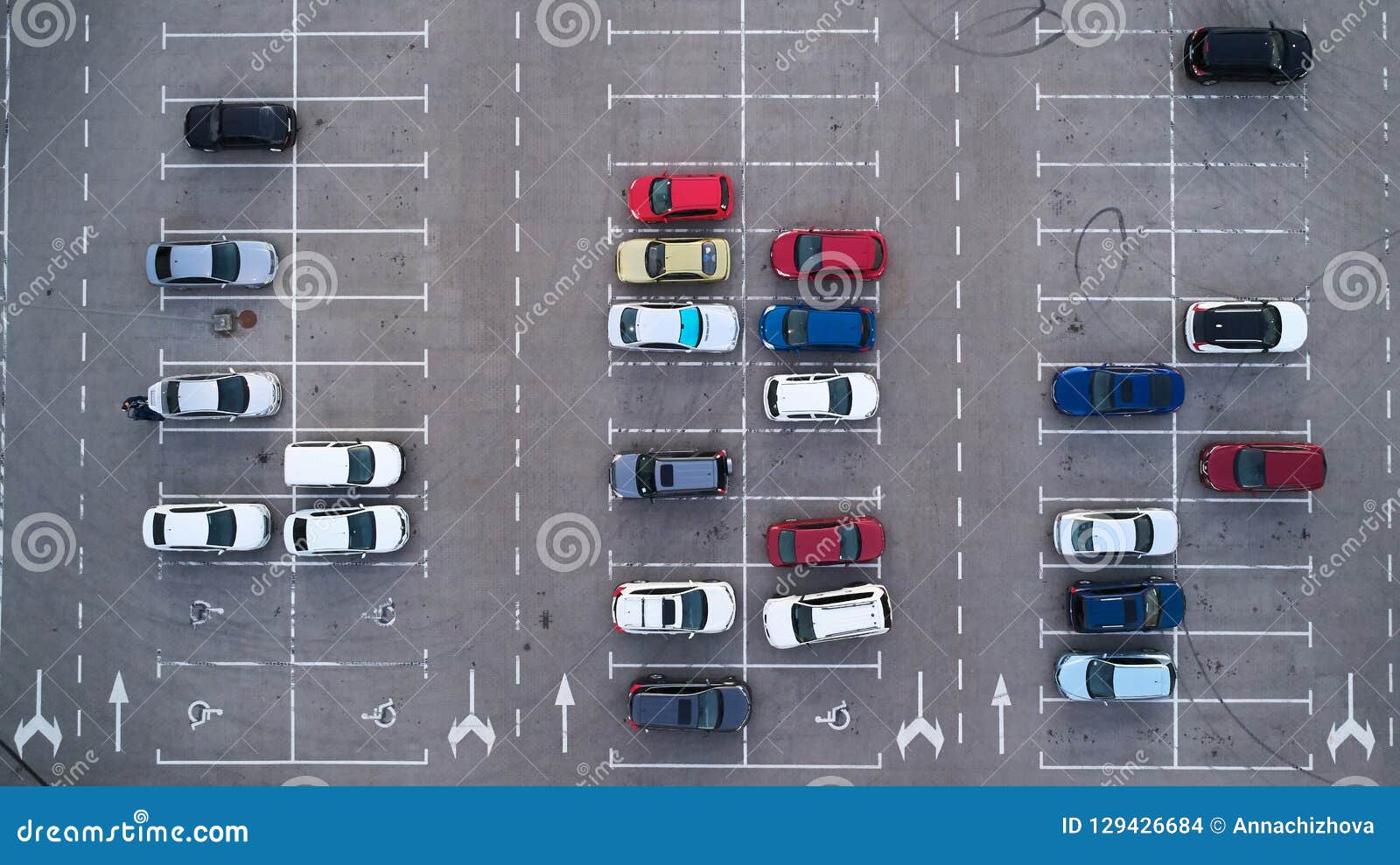 A vista superior do caminhão do estacionamento para na área de