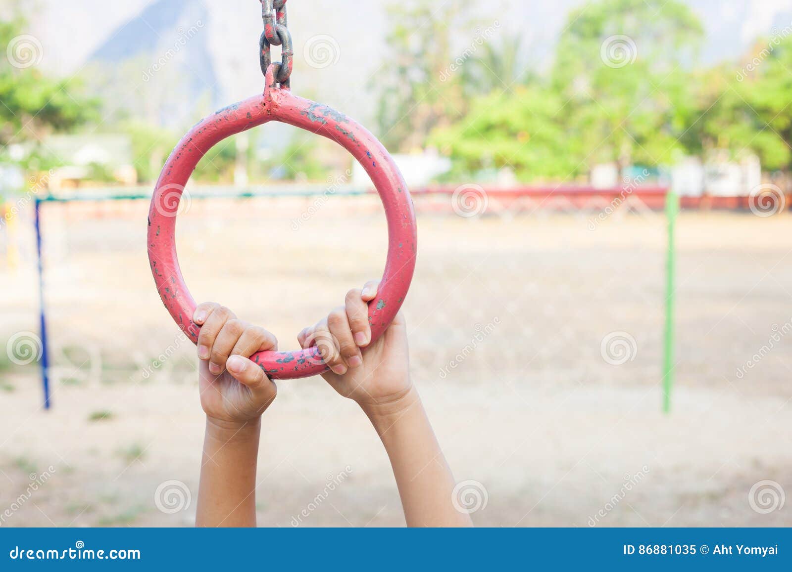 Parque Do Campo De Jogos Das Crianças Na Escola Em Tailândia (Foco No Co  Cor-de-rosa Imagem de Stock - Imagem de centro, ruptura: 86881035