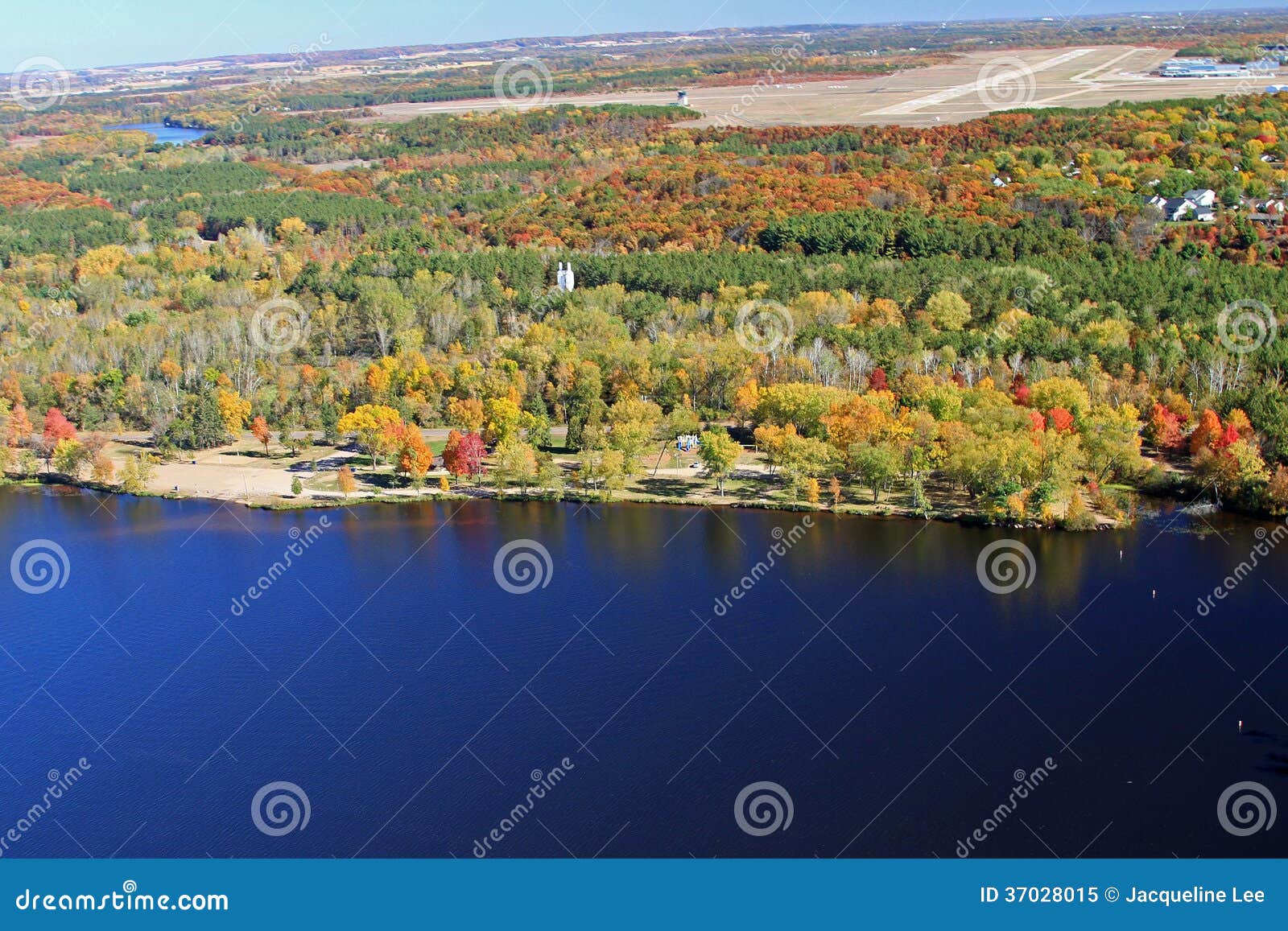 Parque e aeroporto aéreos do riverview. Uma antena da queda do rio do Chippewa em Eau Claire Wisconsin com parque de Riverview e o aeroporto regional do vale do Chippewa.