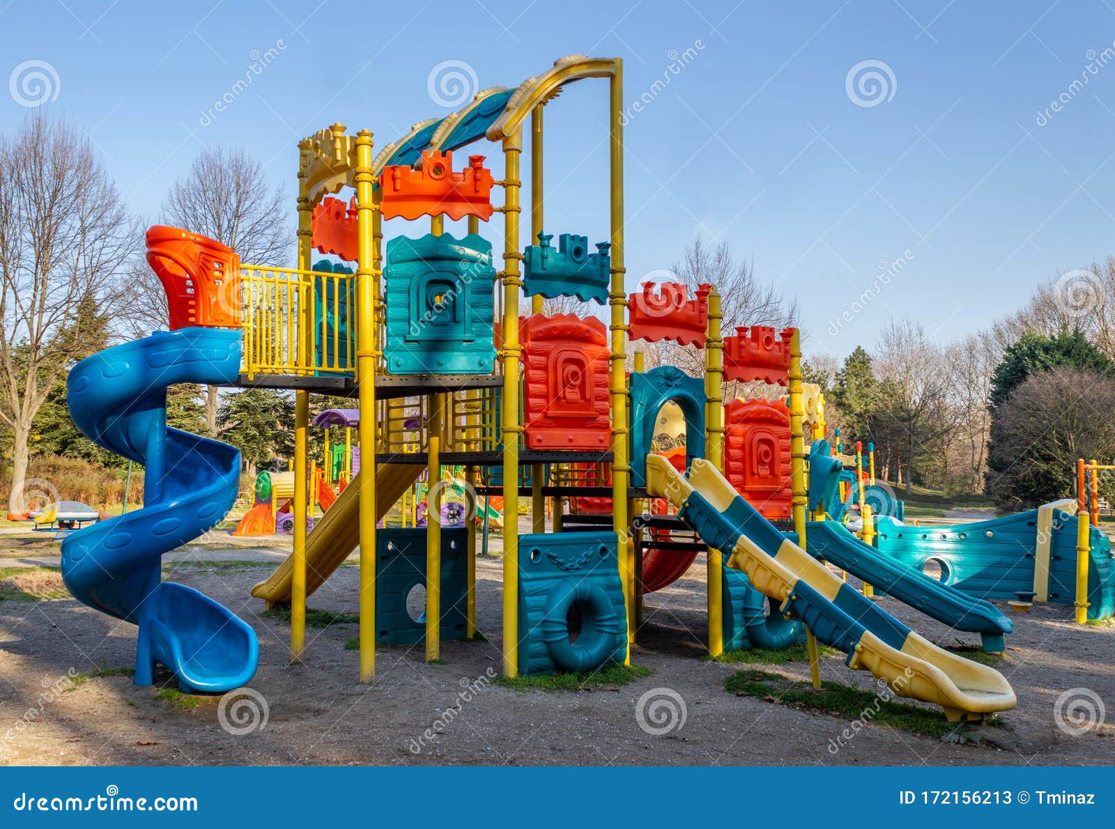 Percepción Dominante Confundir Parque Infantil Colorido Toboganes Infantiles Y Zona De Juegos De Material  Plástico Imagen de archivo - Imagen de parque, estructura: 172156213