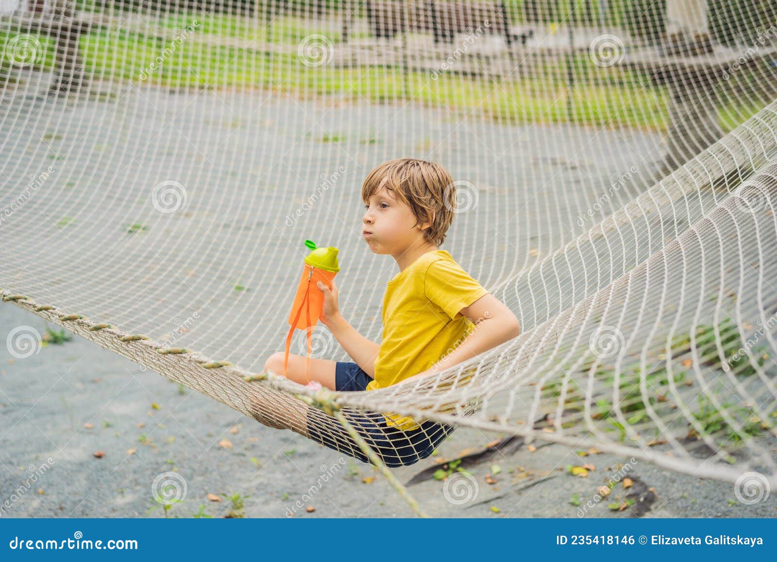 Parque Infantil De Redes De Práctica. Niño Juega En El Patio De