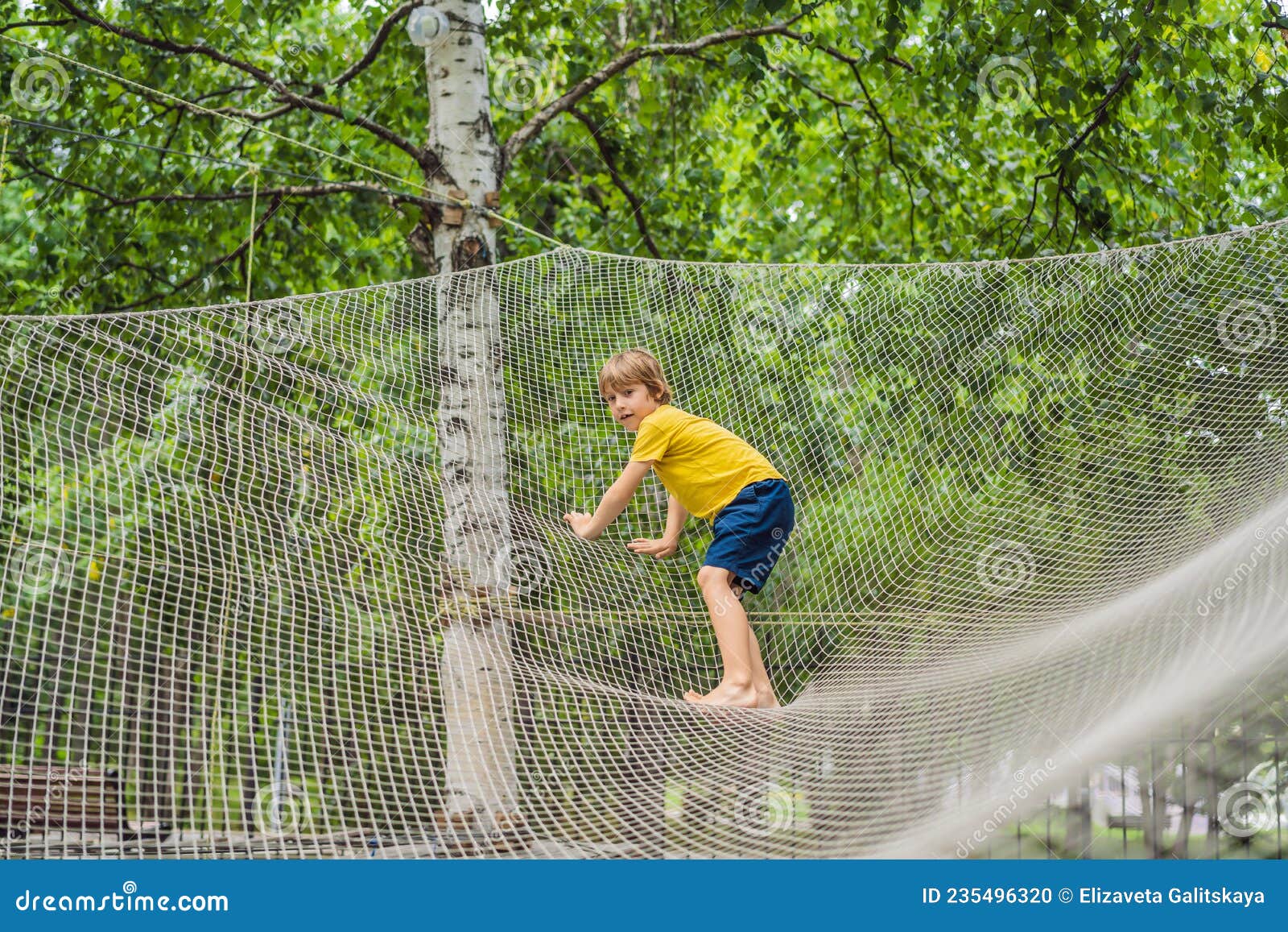 Parque Infantil De Redes De Práctica. Niño Juega En El Patio De