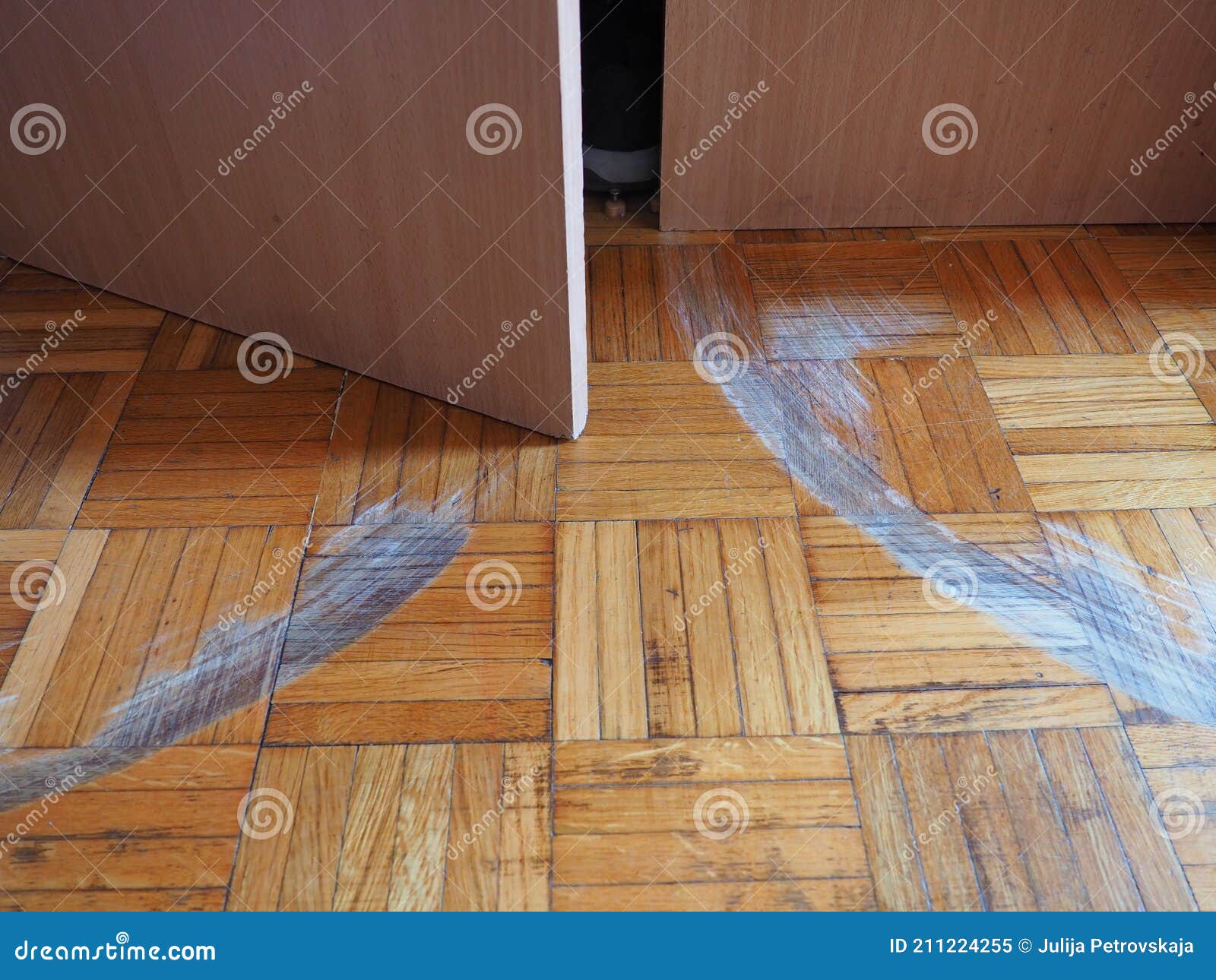 Parquet Rayé Dans La Chambre. Rayures Puces Et Bosses Sur Le Sol. Parquet à  Réparer. Portes D'armoire Image stock - Image du chêne, construction:  211224255