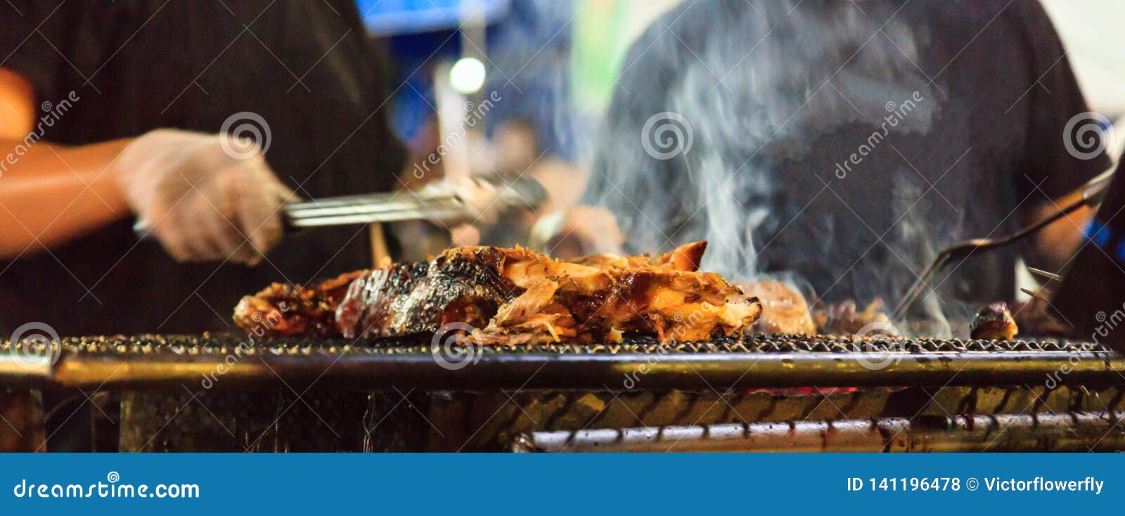 https://thumbs.dreamstime.com/z/parrilla-de-la-calle-barbacoa-tailandesa-tradicional-comida-carne-vaca-en-chimenea-al-aire-libre-para-asaci%C3%B3n-cocinada-sobre-141196478.jpg