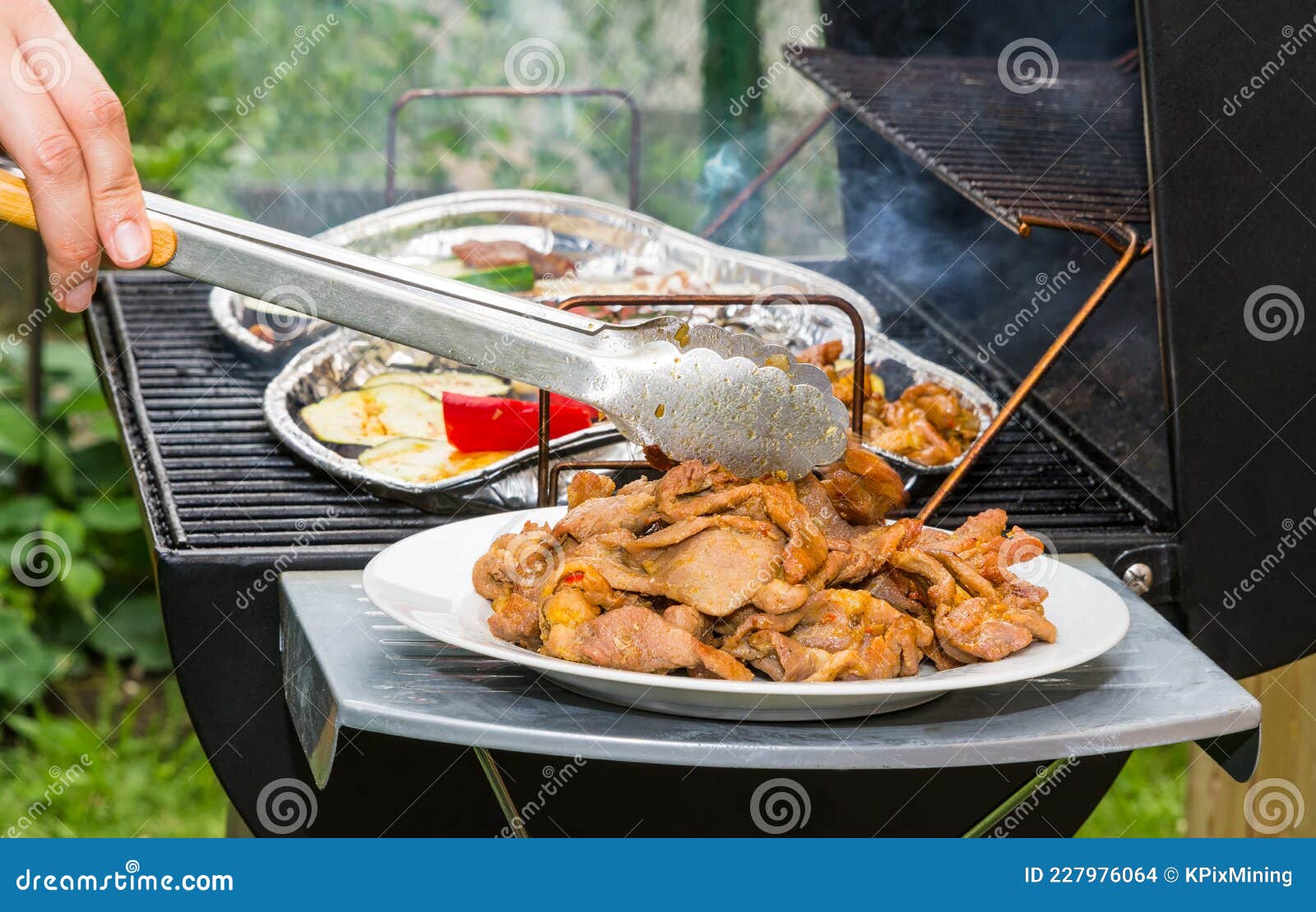 Fiesta De Barbacoa. Deliciosos Bistecs De Ternera En Un Primer