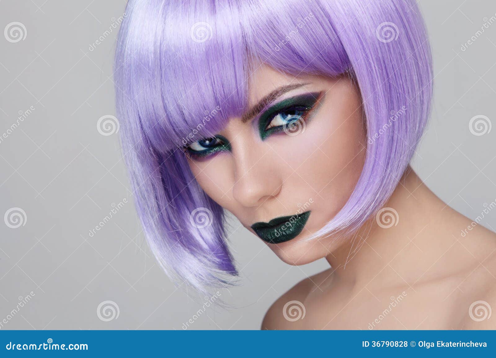 Parrucca Viola E Trucco Verde Fotografia Stock - Immagine di taglio,  trucco: 36790828