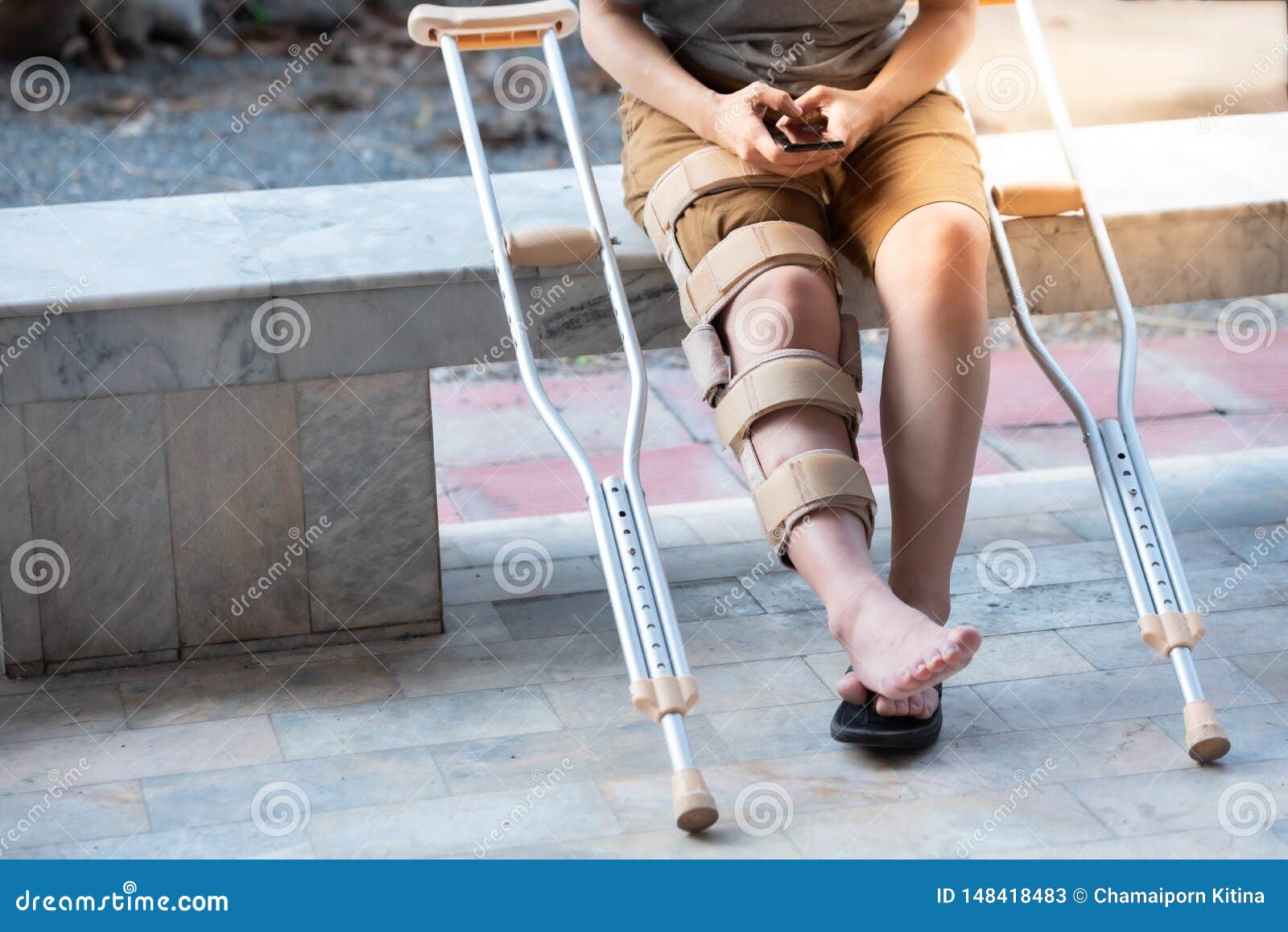 Какие костыли после операции. Человек на костылях. Костыли для инвалидов с одной ногой. Ходьба на костылях. Пациент на костылях.