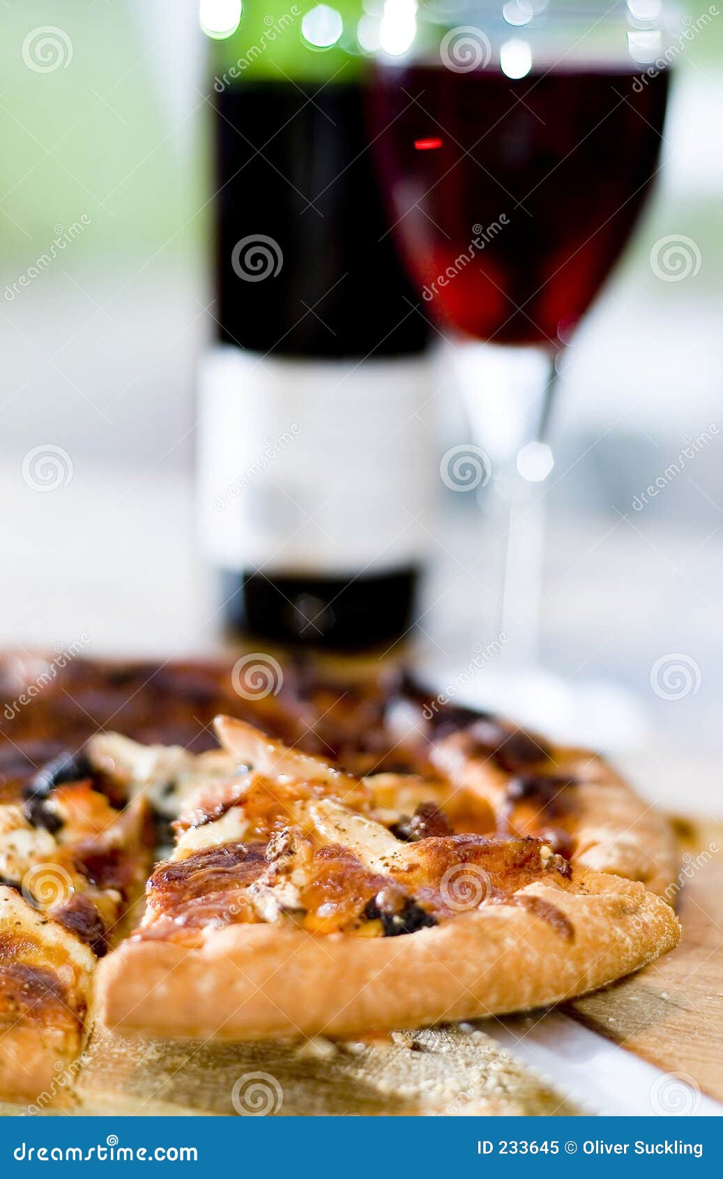 Part et vin de pizza image stock. Image du rouge, frais 233645