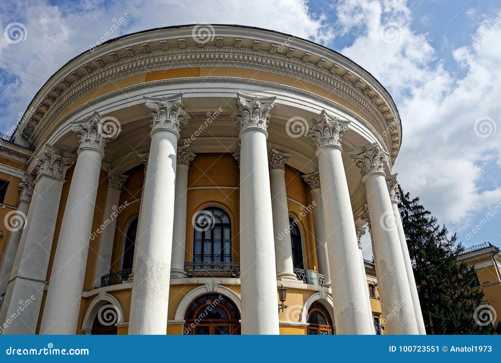 здания с колоннами в москве