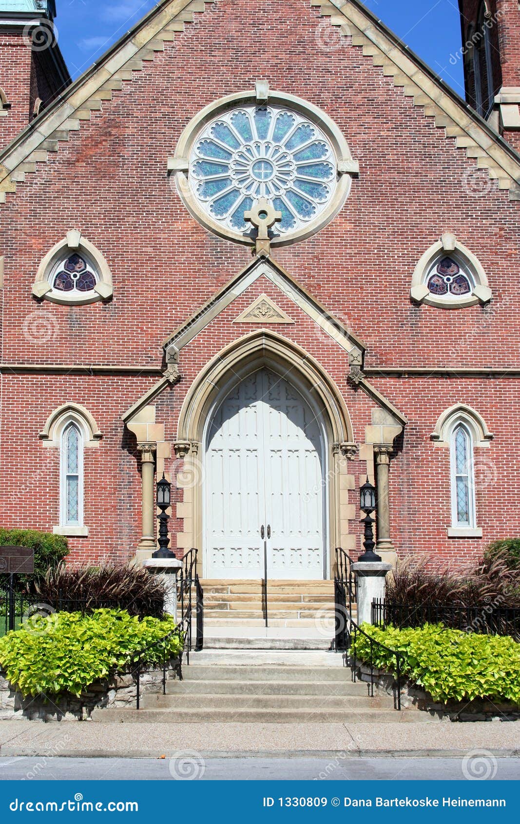 Parte anteriore della chiesa che mostra i portelli e le finestre
