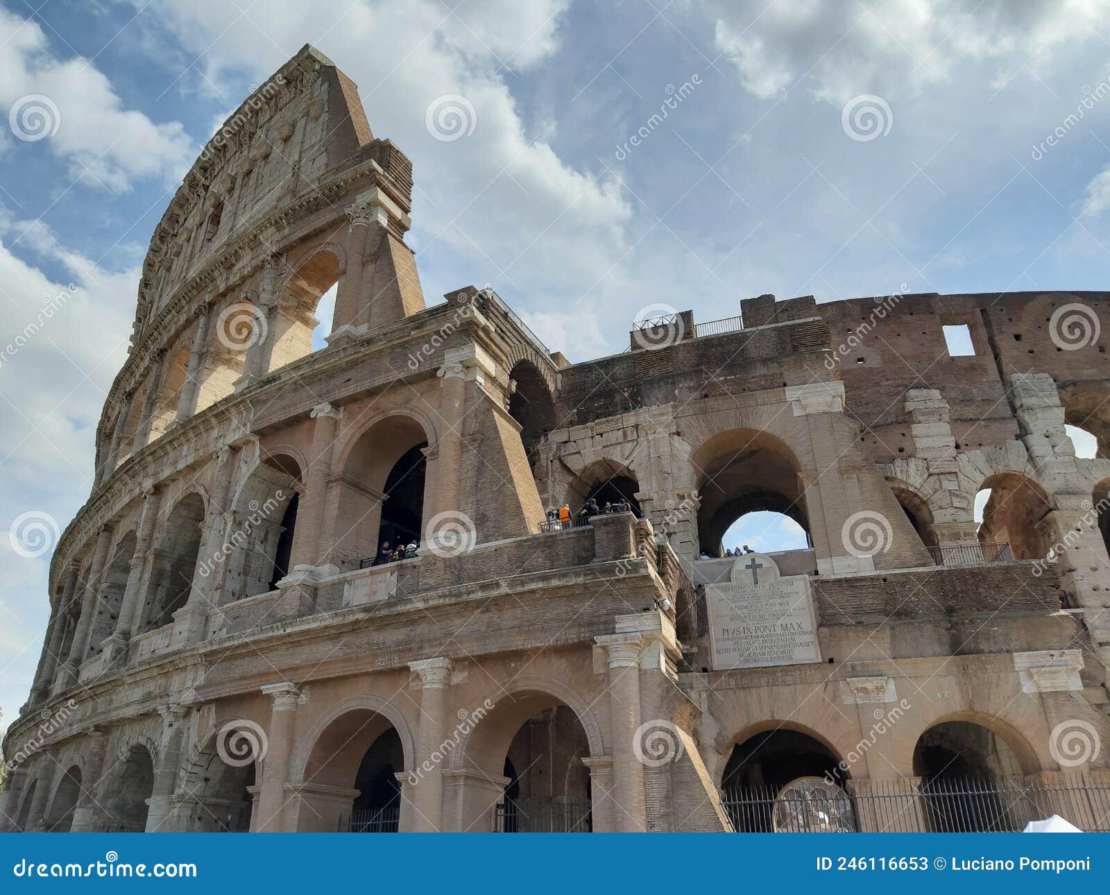 parte of colosseum in rome italy