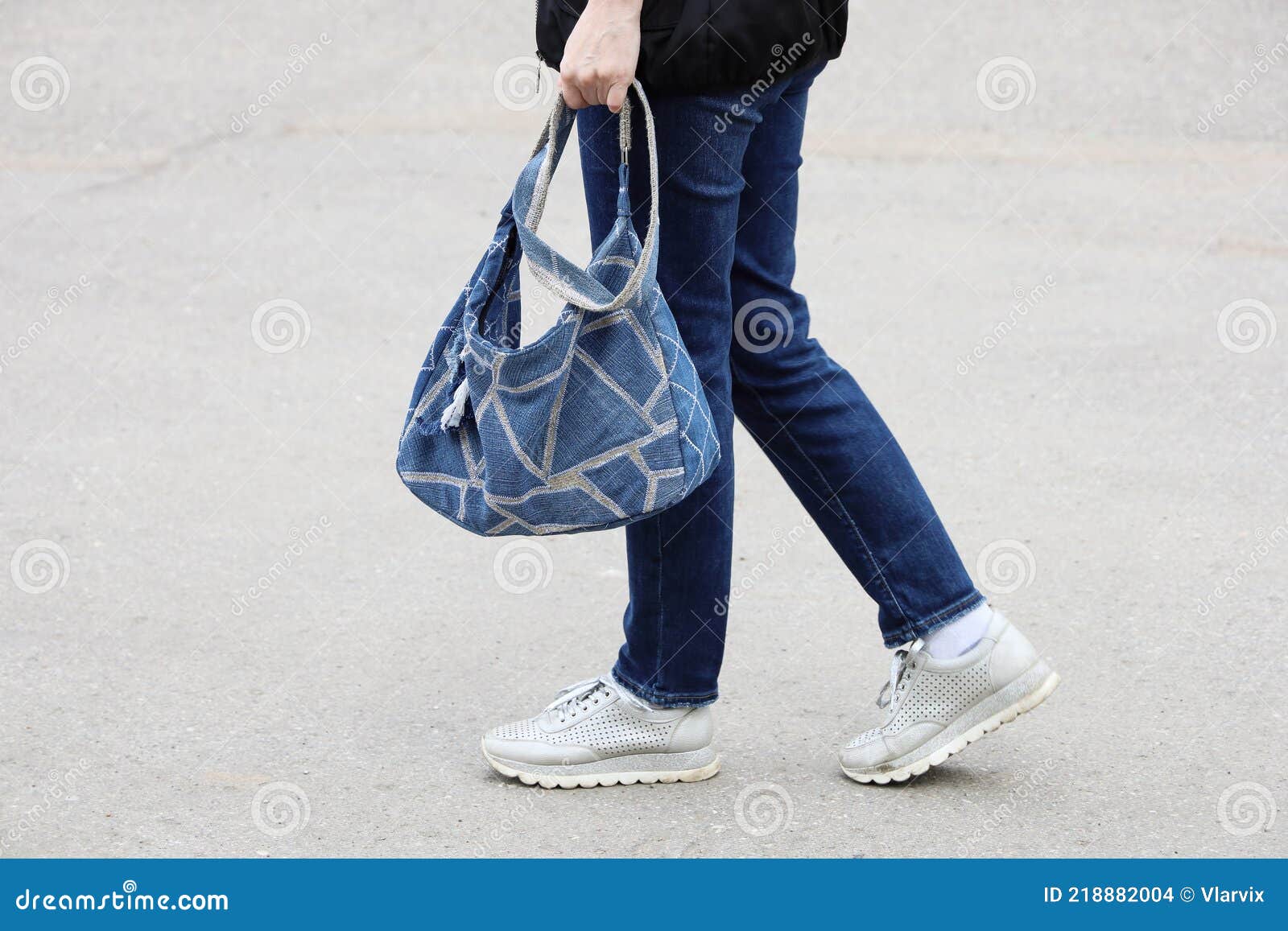 Parte Del Cuerpo De La Mujer En Jeans Y Zapatillas De Deporte Que Lleva  Bolsa Cosida De Denim Foto de archivo - Imagen de espacio, lleve: 218882004