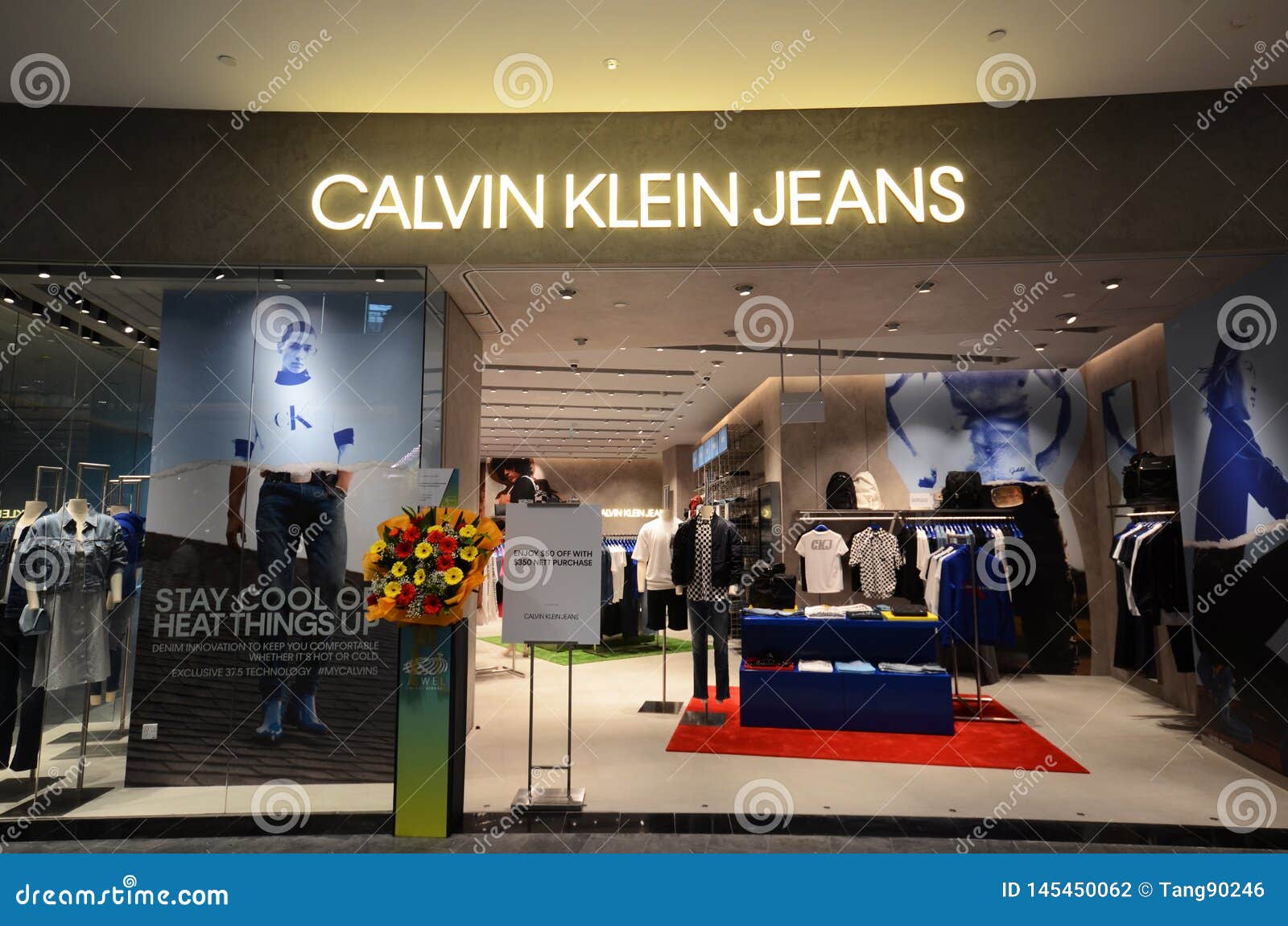 Parte Dianteira Da Loja De Calvin Klein Jeans Situada Dentro Do