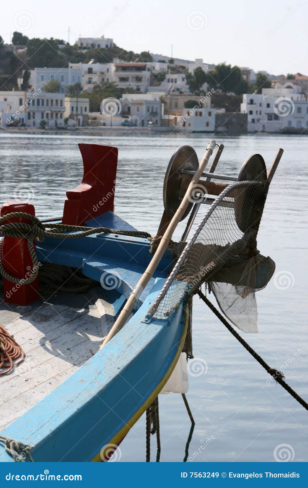 Detalhe da parte dianteira do barco de pesca com dodecanece greece do console de leros do fundo dos edifícios