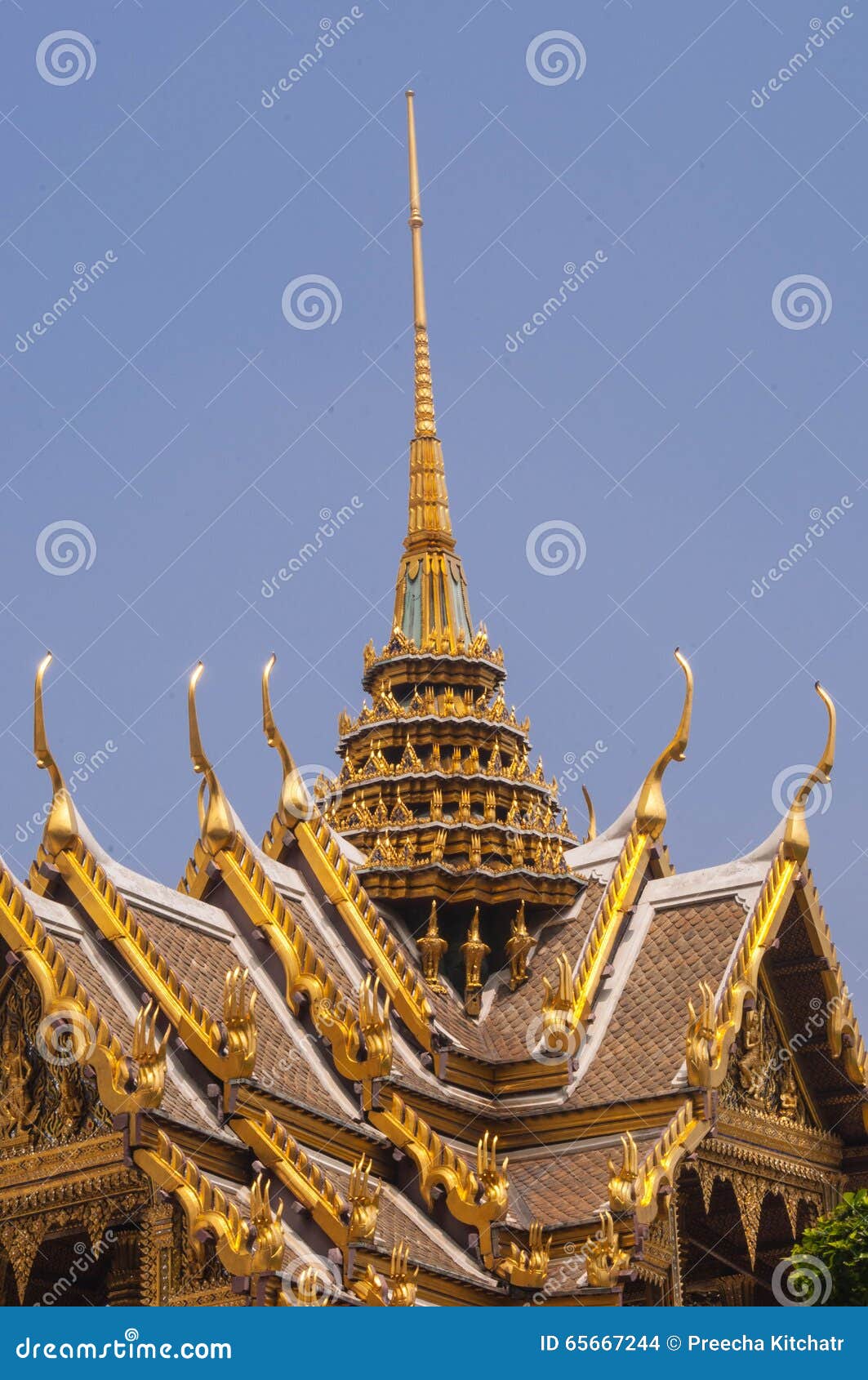 A parte superior dourada do palácio grande real em Banguecoque