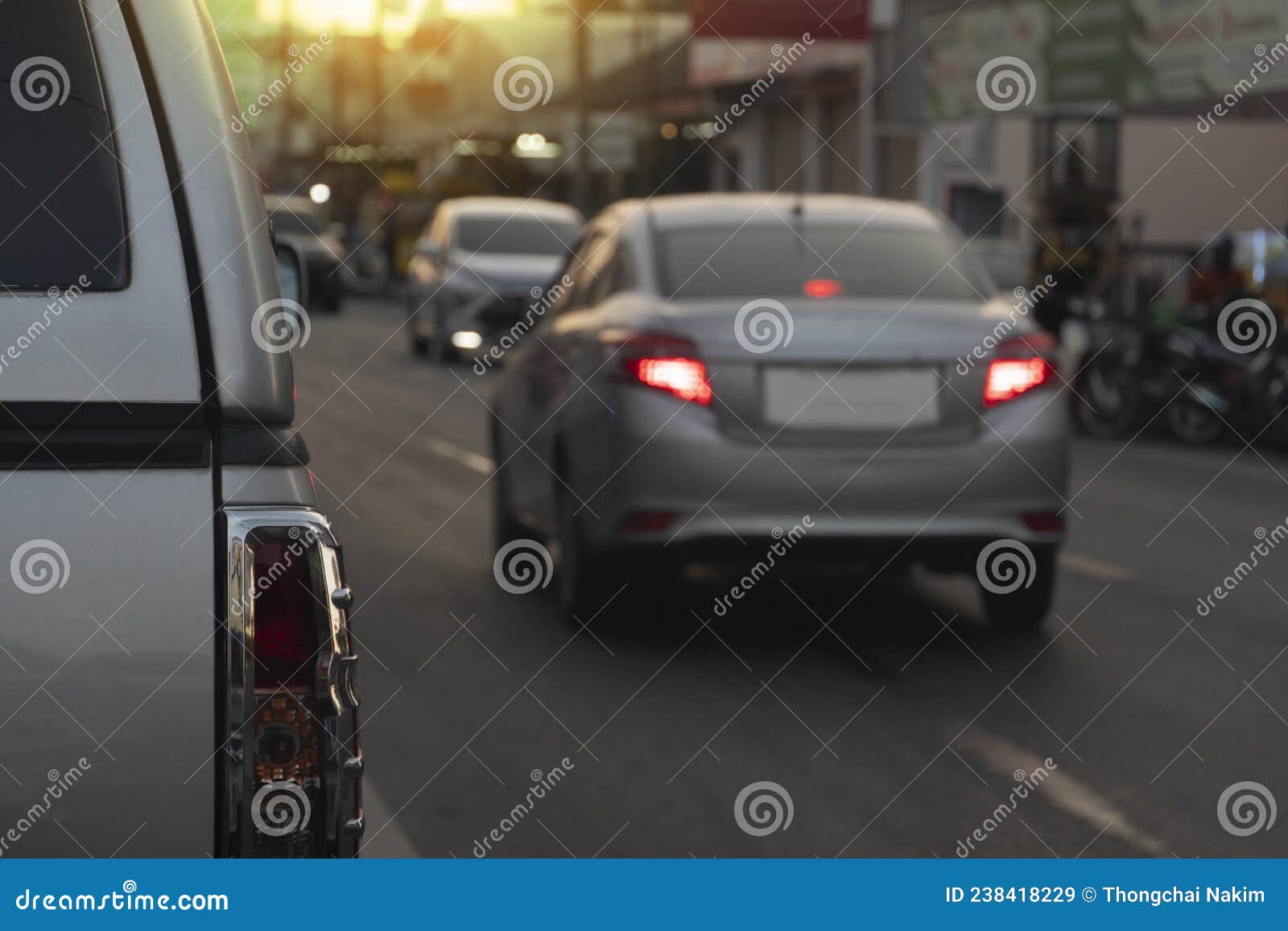 Parte Trasera Del Auto Conduciendo Por La Carretera Asfaltada, Borrosa