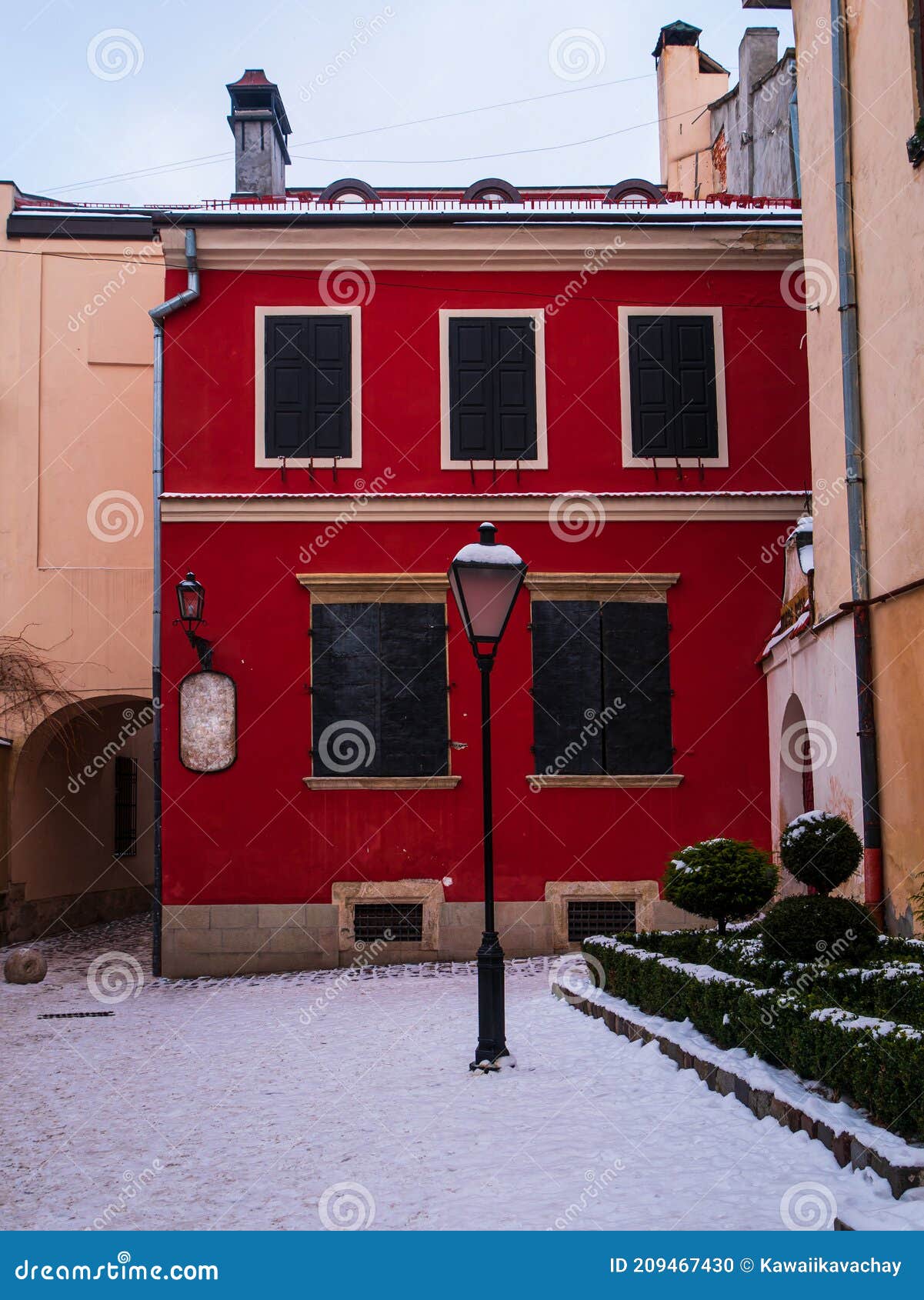 Linha UNG, com preta Bandeira veneziana  Janelas pretas, Fachadas  pintadas, Fachadas de casas