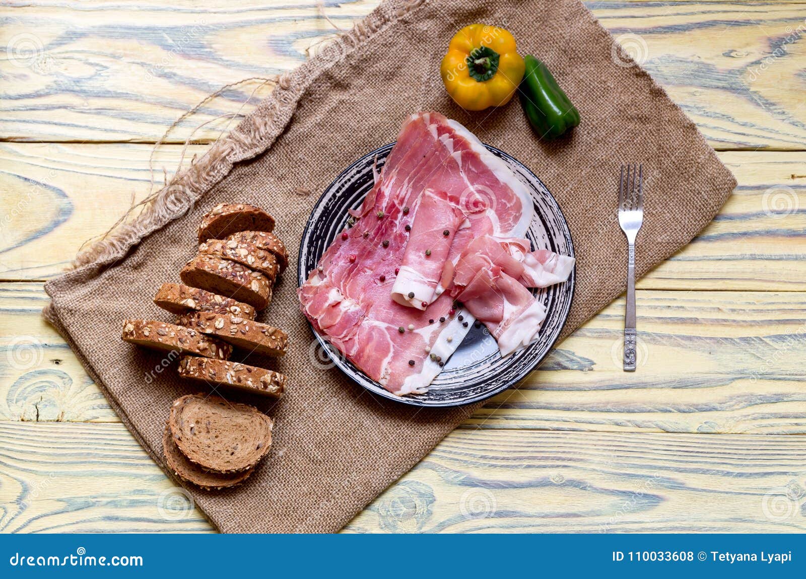 Partes De Prosciutto Italiano Em Uma Placa Foto de Stock Imagem de