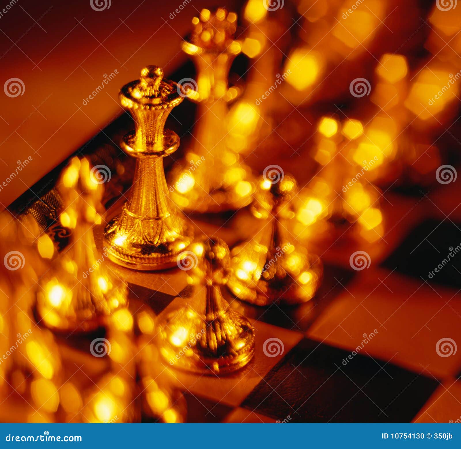 O Xadrez Do Rei Dourado É A Última Posição No Tabuleiro De Xadrez, Conceito  De Liderança Empresarial Bem-sucedida Foto Royalty Free, Gravuras, Imagens  e Banco de fotografias. Image 158154981