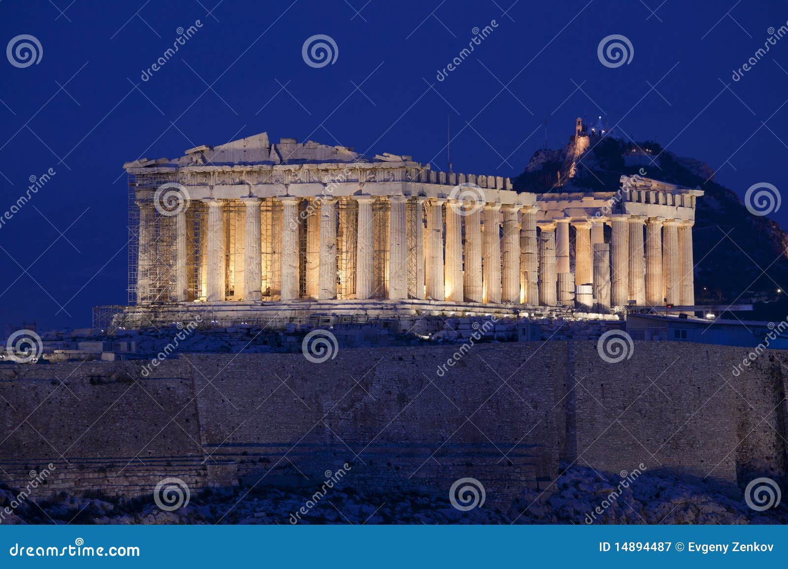 Le parthenon est un temple de la déesse grecque Athéna, que les habitants d'Athènes ont considérée leur protecteur. Sa construction a commencé dans 447 BC et a été terminée dans 438 BC sur l'Acropole athénienne, bien que les décorations du parthenon aient continué jusqu'à 431 BC.