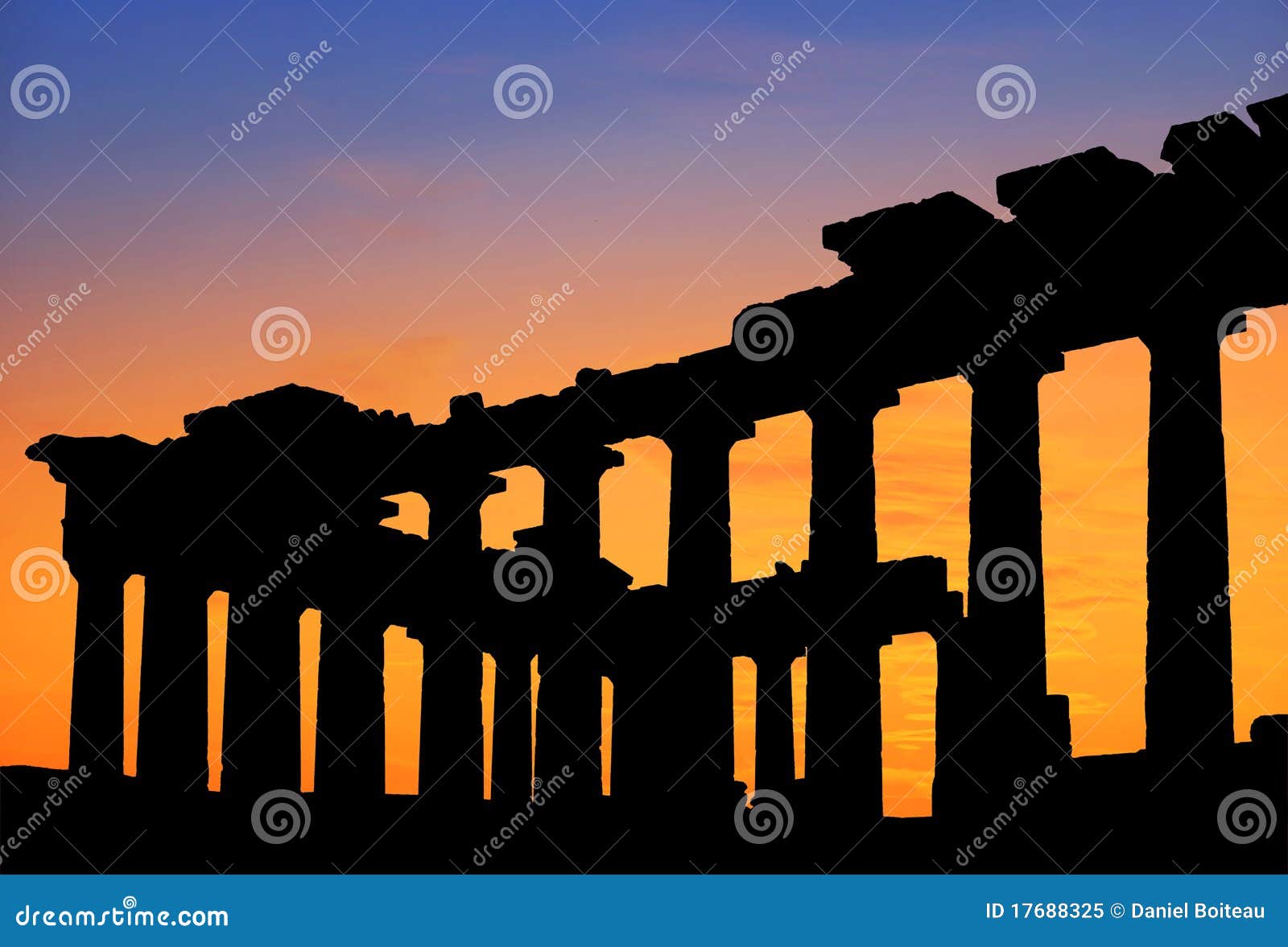 Parthenonsolnedgångtempel. Grekiskt tempel för parthenonsilhouettesolnedgång