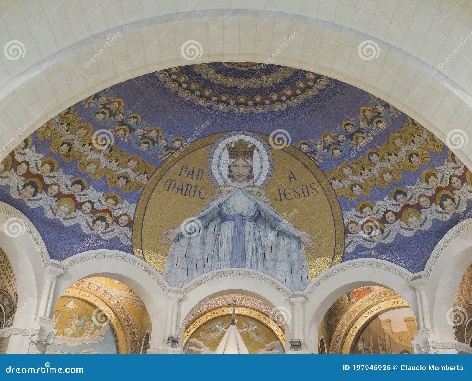 particolare del mosaico nella basilica di nostra signora del rosario, una chiesa del santuario di lourdes