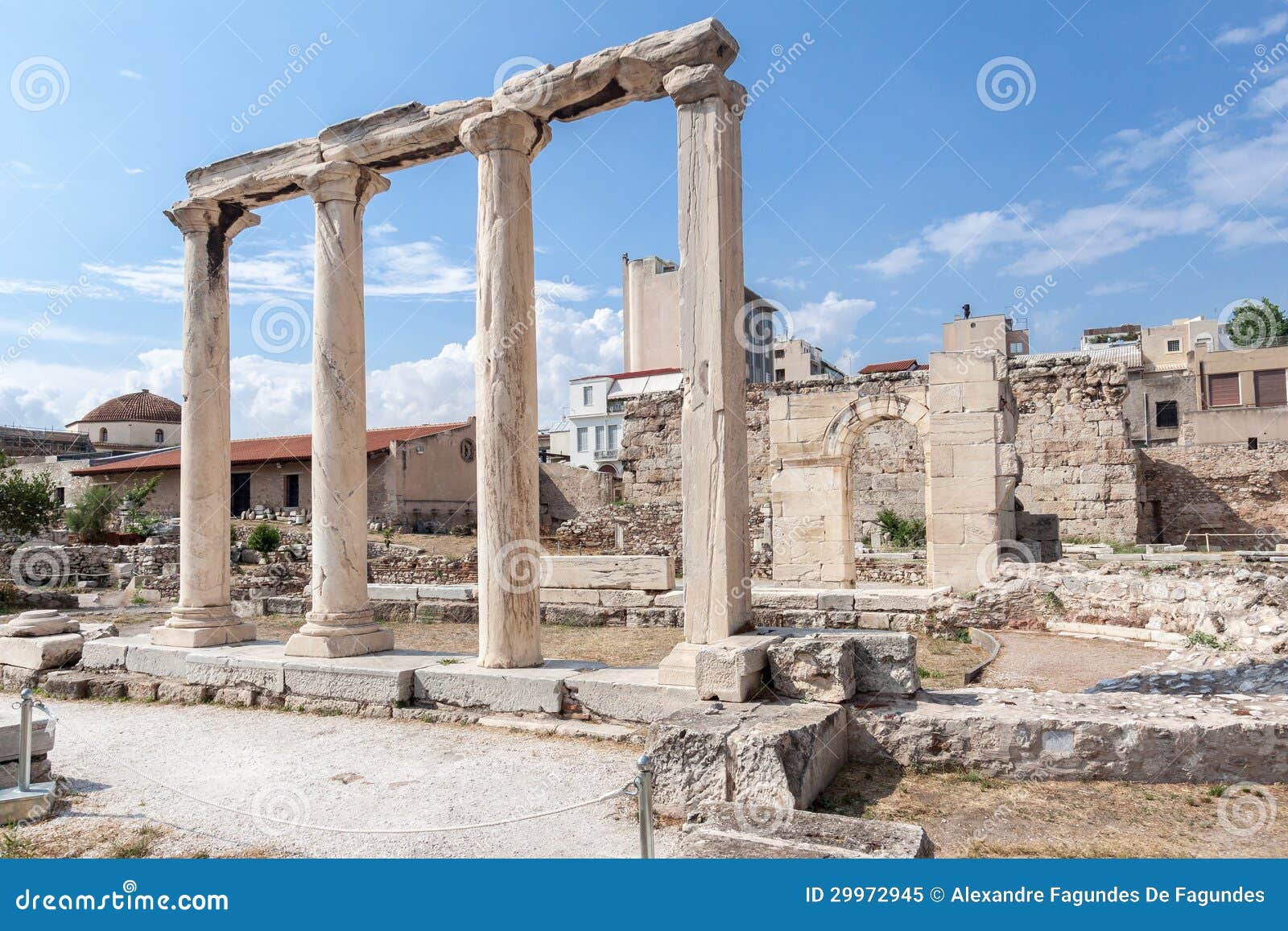 Biblioteca Atene Grecia di Hadrian. Particolare delle colonne doriche in rovine della biblioteca di Hadrian a Atene del centro, Grecia.