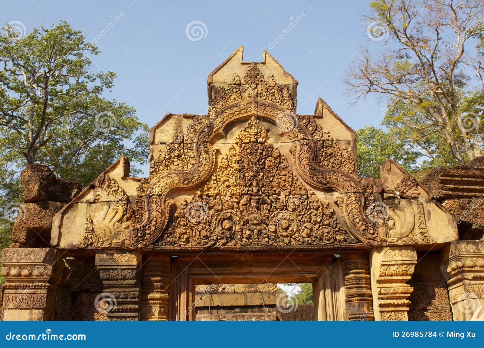 Particolare di scultura di pietra di khmer per la legenda di storia di ramayana - tempie di Preah Ko - di Angkor - Cambodgia.