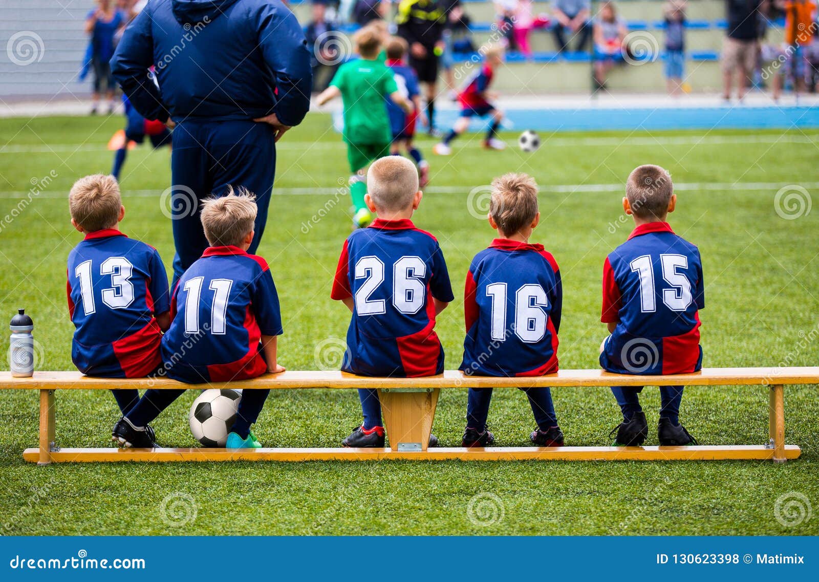 Partido De Fútbol Del Fútbol Para Los Niños Niños Que Esperan En ...