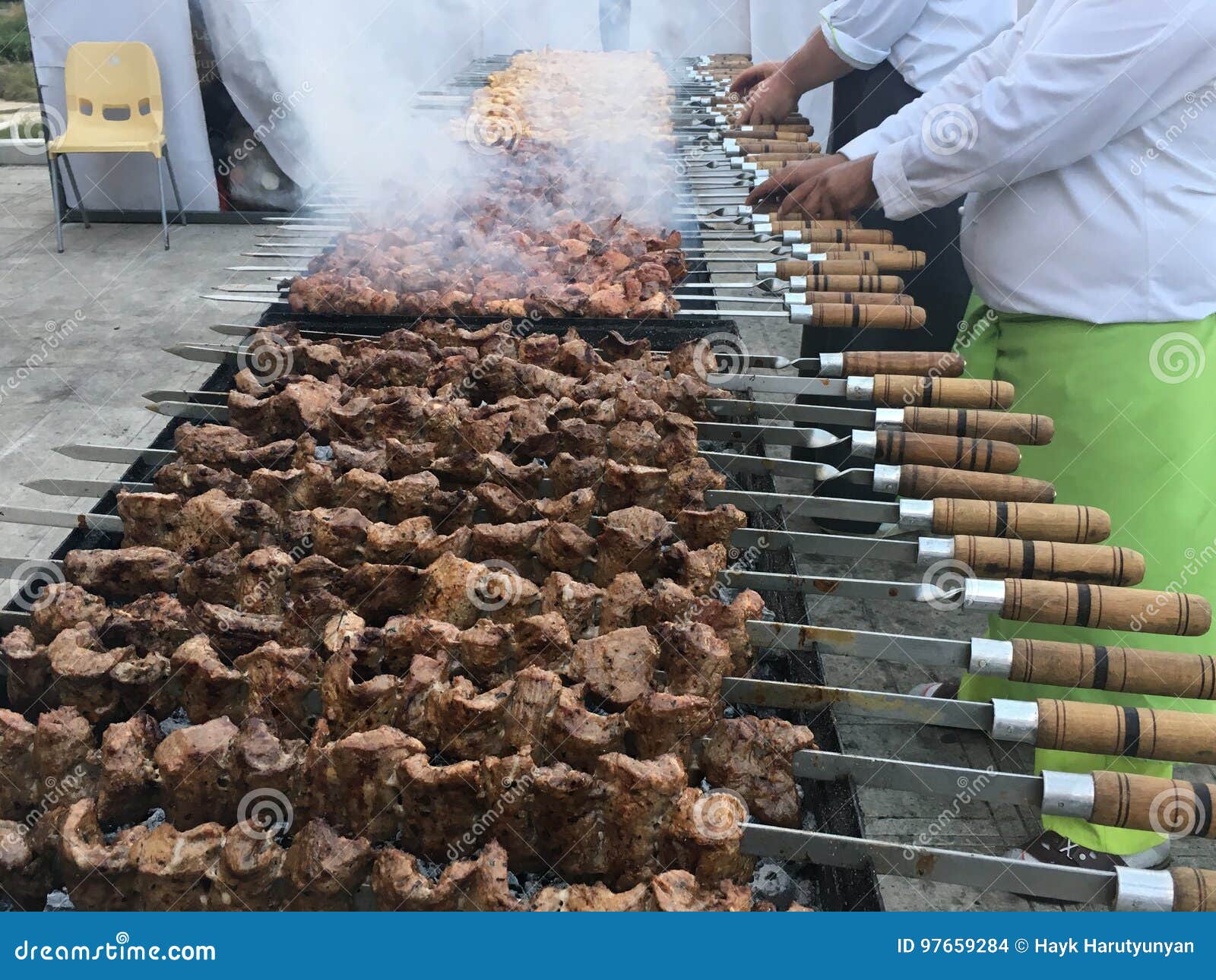 Partido de la barbacoa. La porción de barbacoa del cerdo y del pollo en el carbón de leña asa a la parrilla