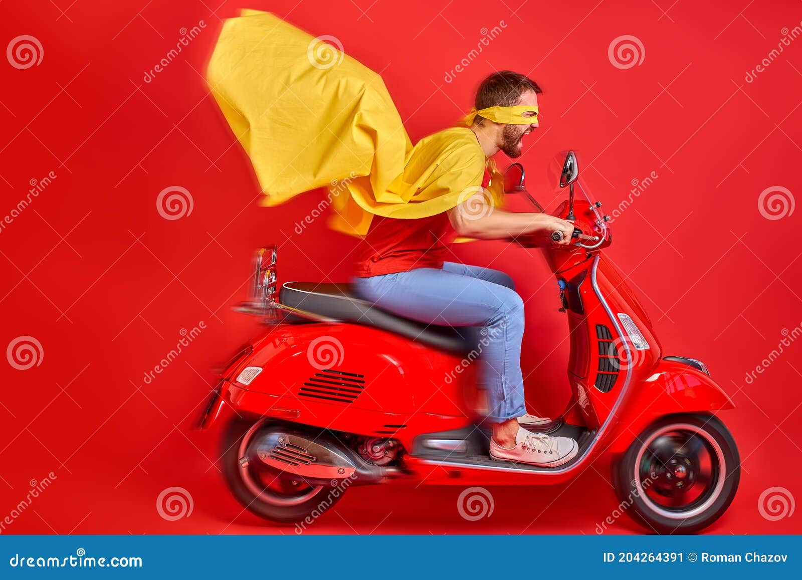 Partido De Precipitaciones De La Capa Del Individuo Que Conducen Ciclomotores Loco De La Unidad Y De La Carretera De La Mascara En Imagen De Archivo Imagen De Entregue Foto 204264391