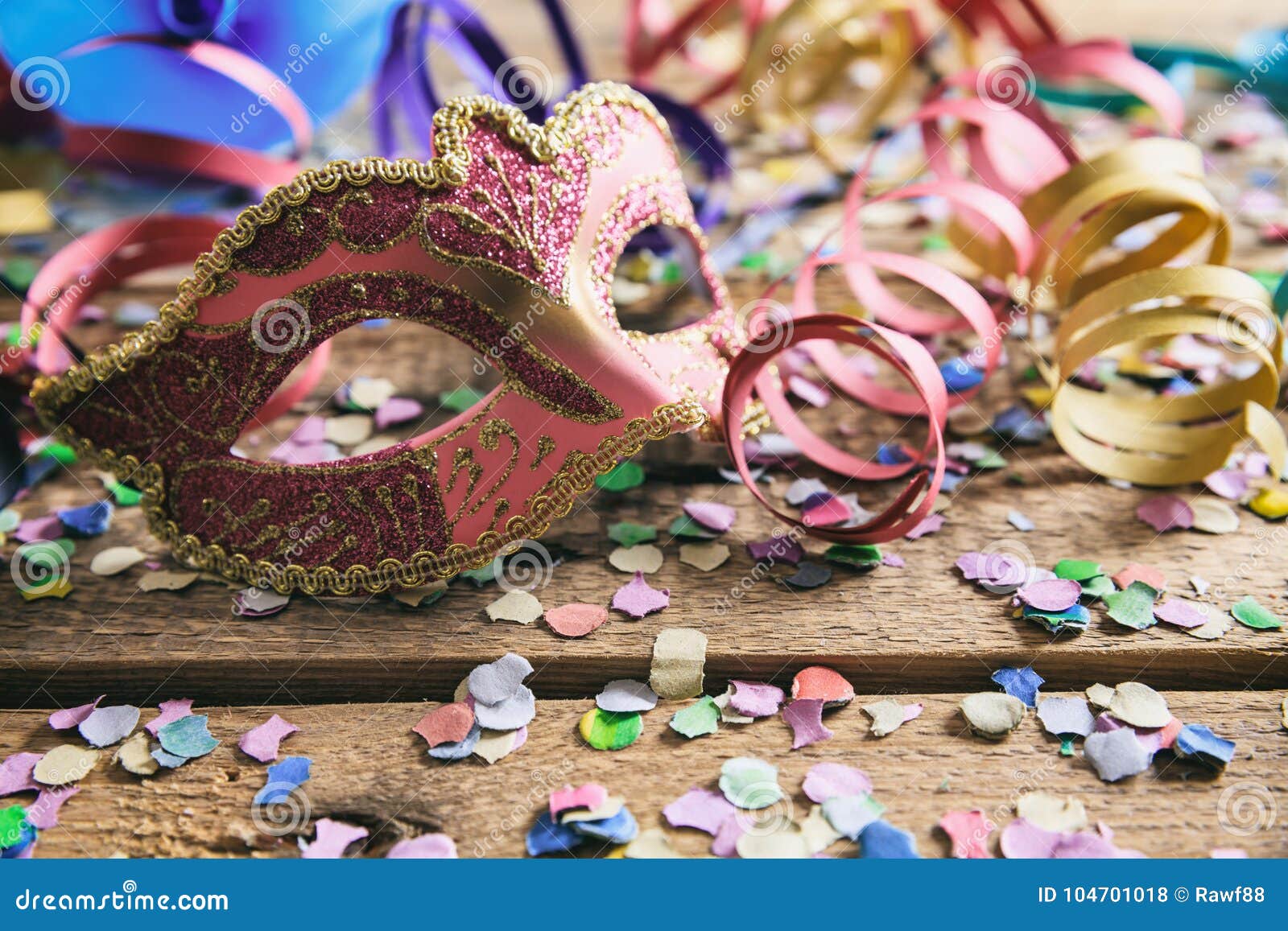 Partido Del Carnaval Máscara, Confeti Y Serpentinas En Fondo De Madera Foto  de archivo - Imagen de decorativo, confetti: 104701018