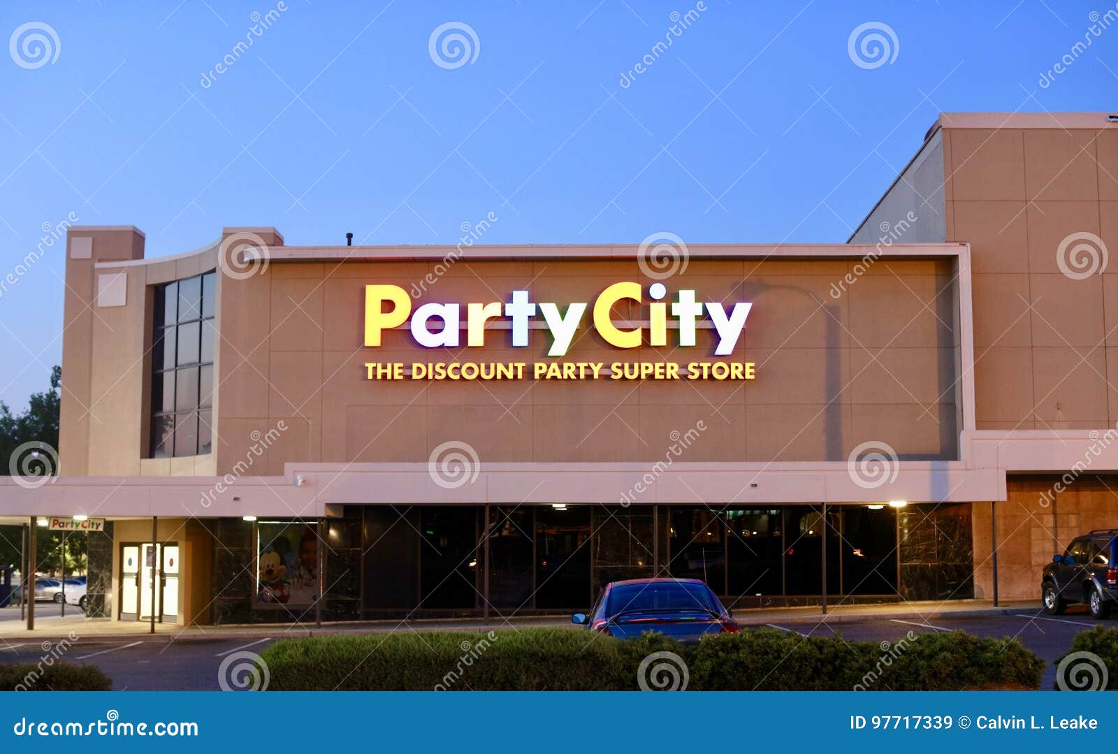187,419 Party City Stock Photos - Free & Royalty-Free Stock Photos from  Dreamstime